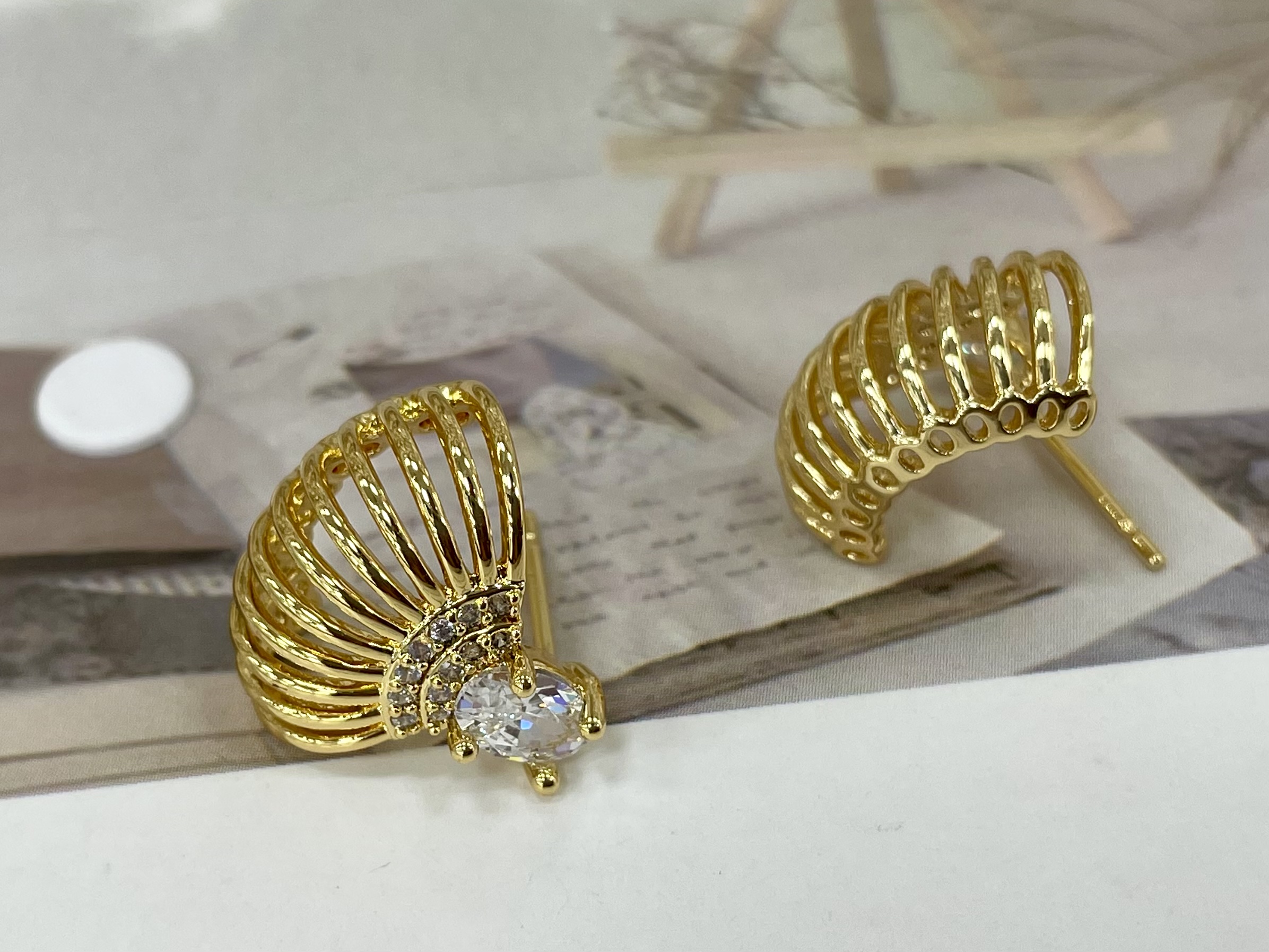 ins风韩款扇形时尚锆石耳钉小巧日常耳饰细节图