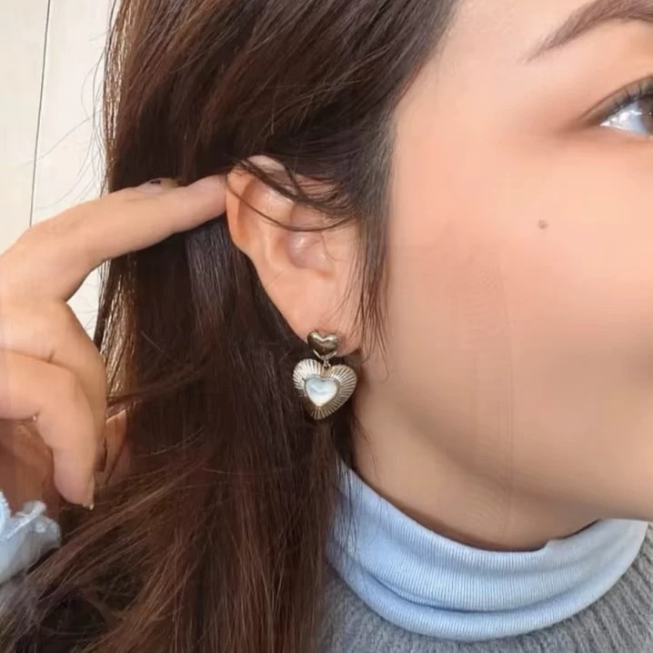 小众辣妹轻奢耳环春夏复古，设计感爱心耳钉，显脸小精致耳坠白底实物图