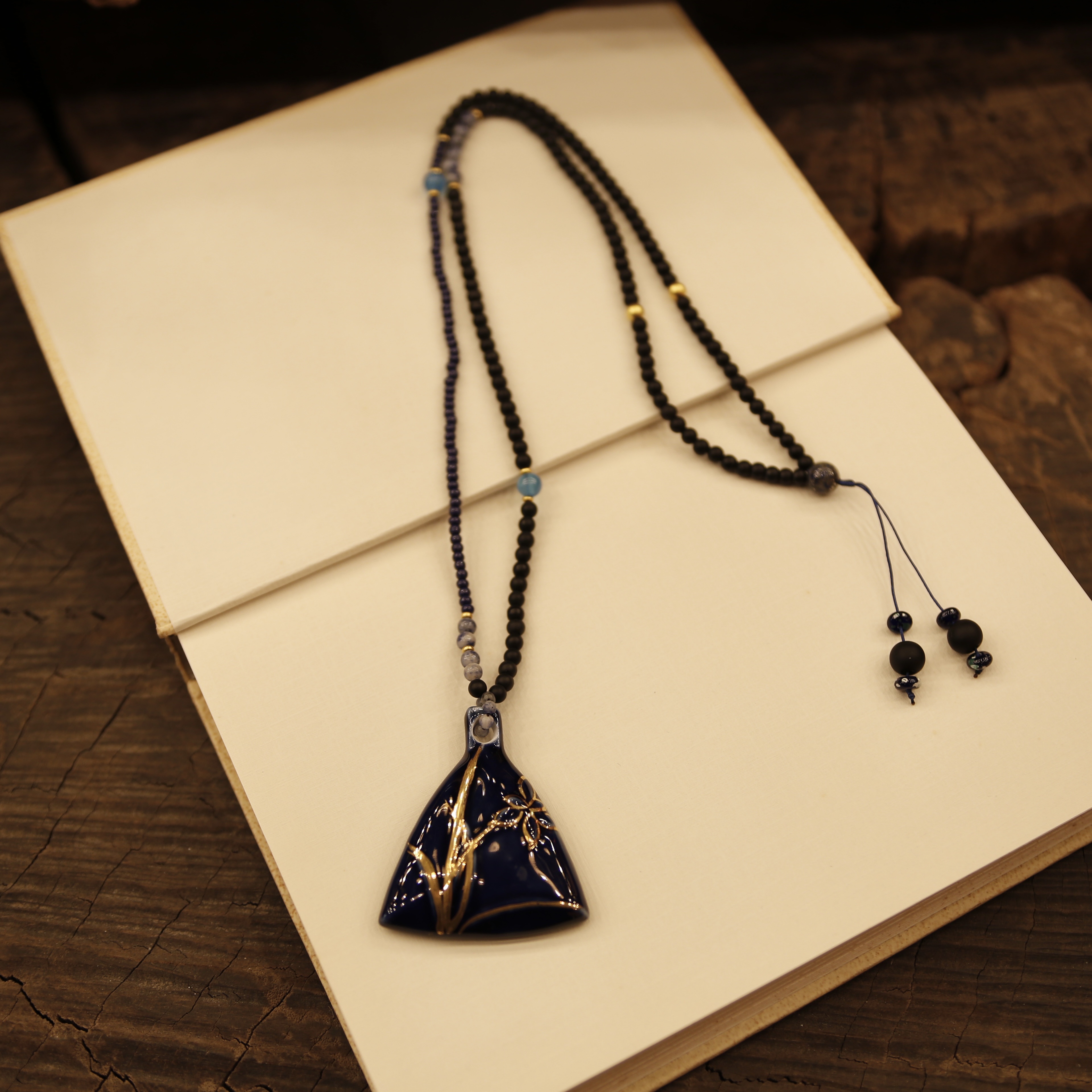 兰花长链(深蓝色)白底实物图