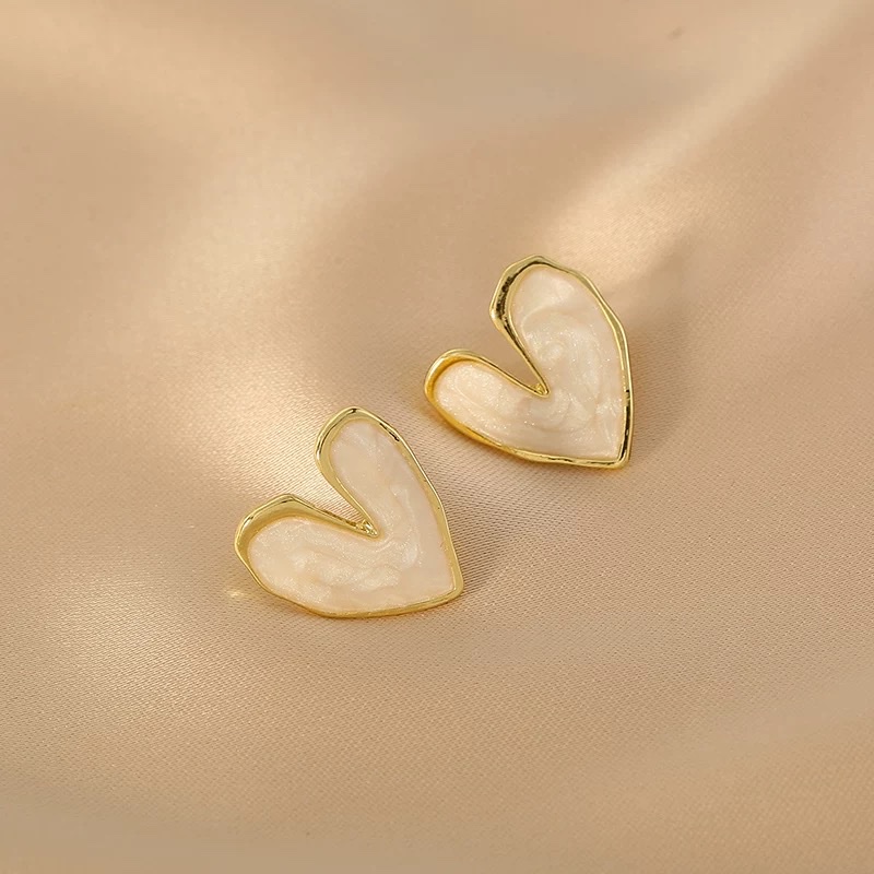 银芭桑法式小香爱心耳钉高级感耳环2026新款潮温柔心型耳饰白底实物图