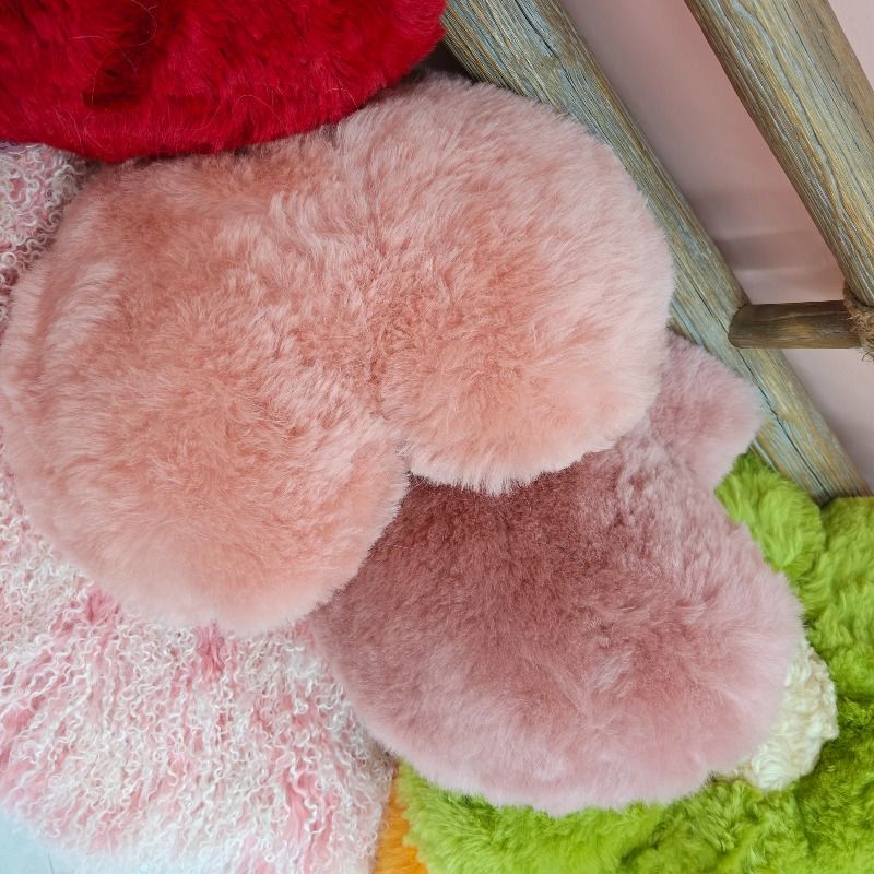 真羊毛粉爱心抱枕