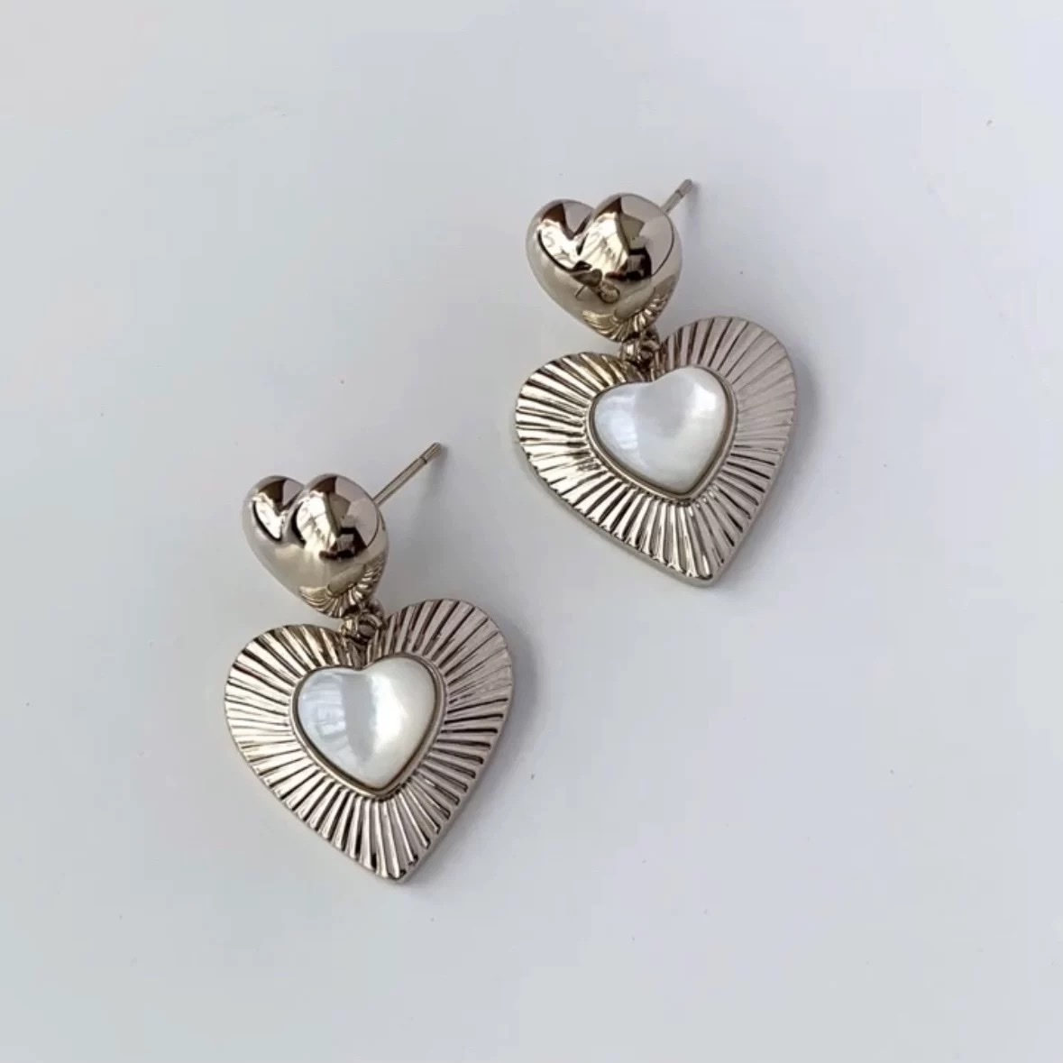 小众辣妹轻奢耳环春夏复古，设计感爱心耳钉，显脸小精致耳坠