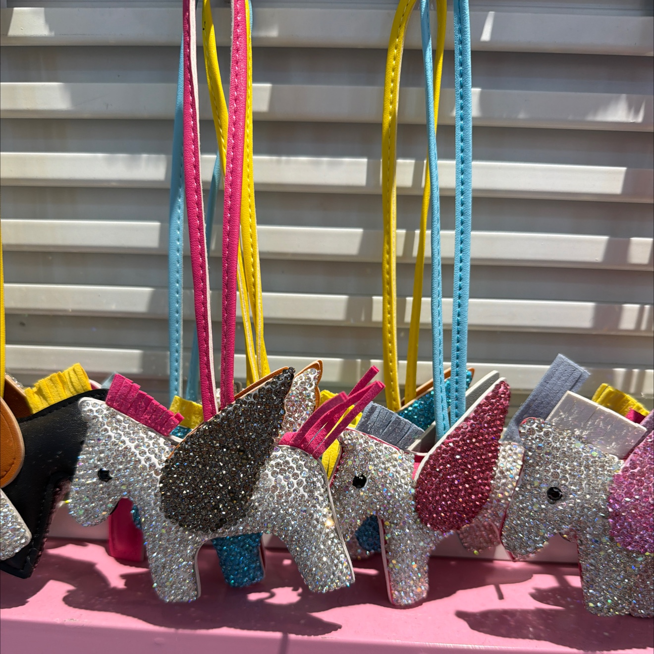 小飞马陶泥镶钻扁平钥匙圈画油钥匙扣时尚创意挂件男女通用钥匙扣钥匙扣公仔挂件发光闪光钥匙扣产品图