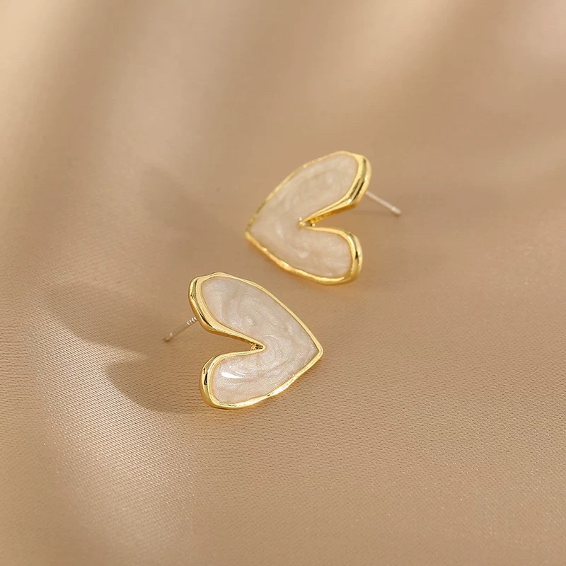 银芭桑法式小香爱心耳钉高级感耳环2026新款潮温柔心型耳饰产品图