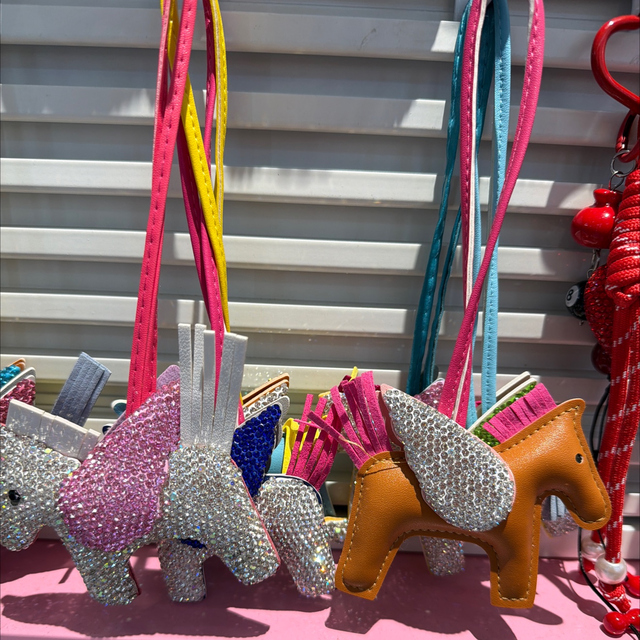 小飞马陶泥镶钻扁平钥匙圈画油钥匙扣时尚创意挂件男女通用钥匙扣钥匙扣公仔挂件发光闪光钥匙扣细节图