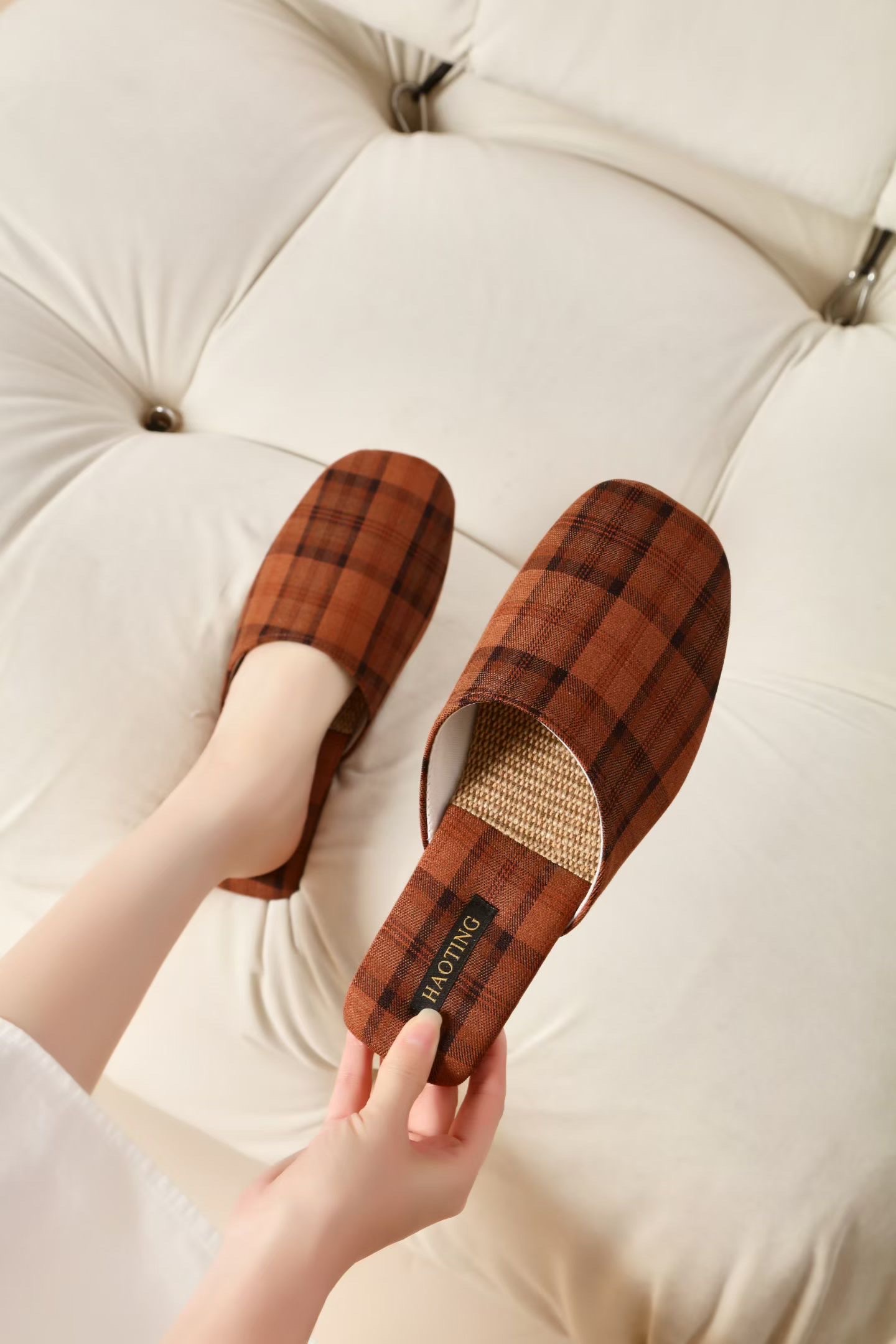 New checkered slippers, women's linen slippers, fashionable, versatile and comfortable home slippers, fabric design shoes Application Scenario