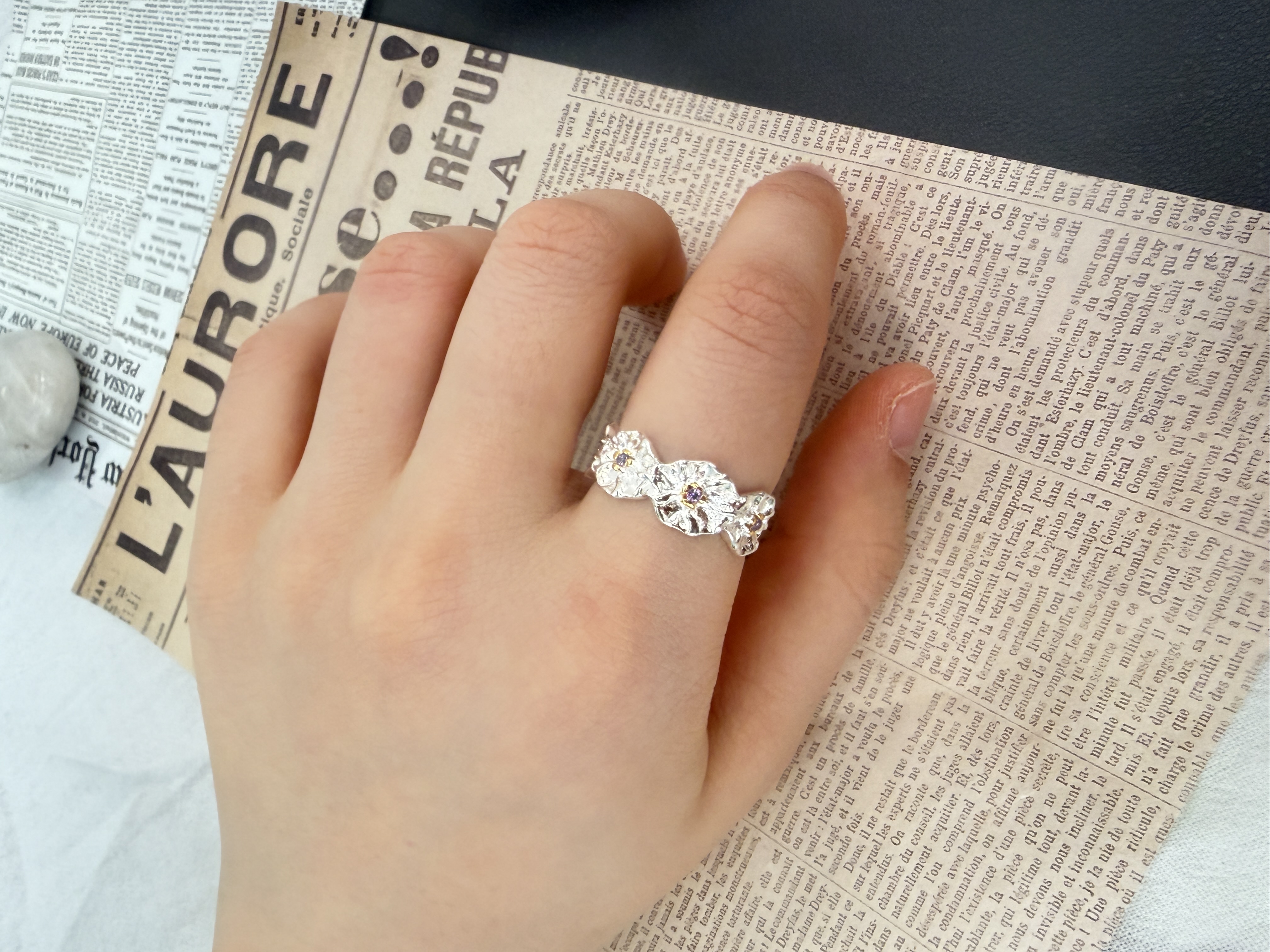 足银合成立方氧化锆戒指，肌理感花蕊戒指