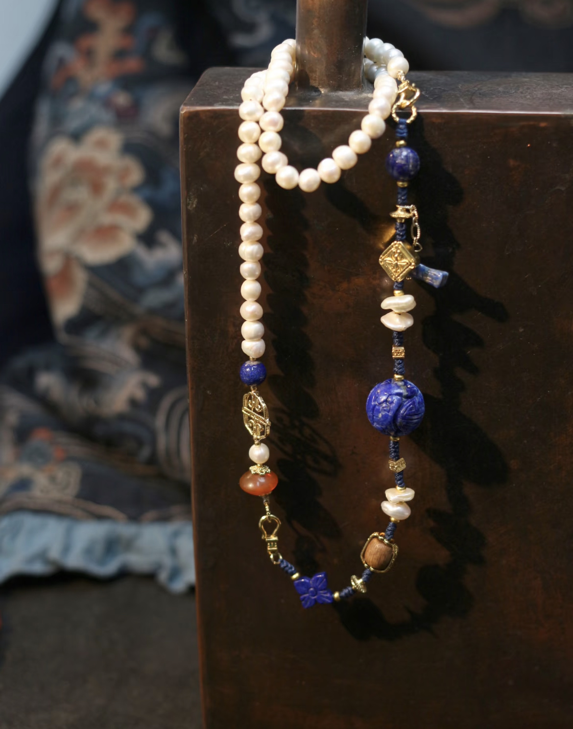 中国风青金石雕刻珍珠多用款首饰产品图