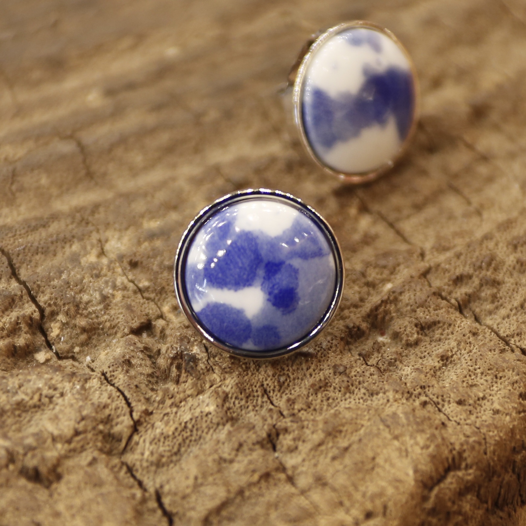 青花泼墨圆片耳环白底实物图