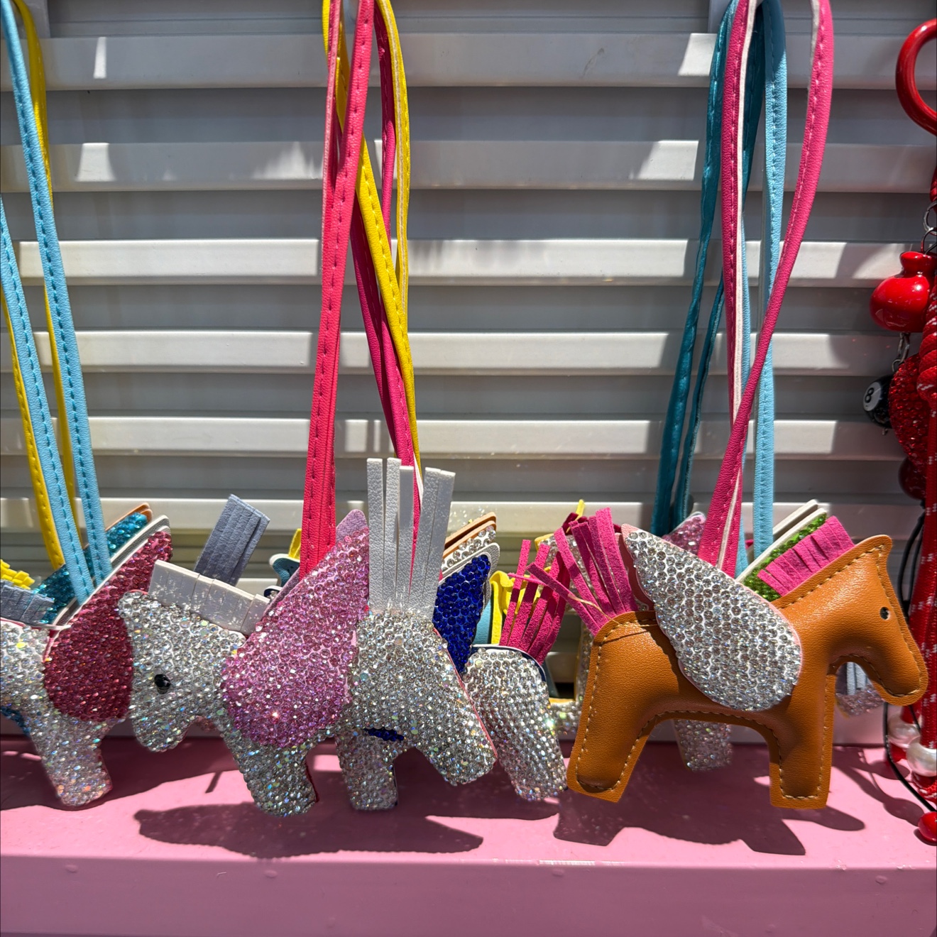 小飞马陶泥镶钻扁平钥匙圈画油钥匙扣时尚创意挂件男女通用钥匙扣钥匙扣公仔挂件发光闪光钥匙扣白底实物图