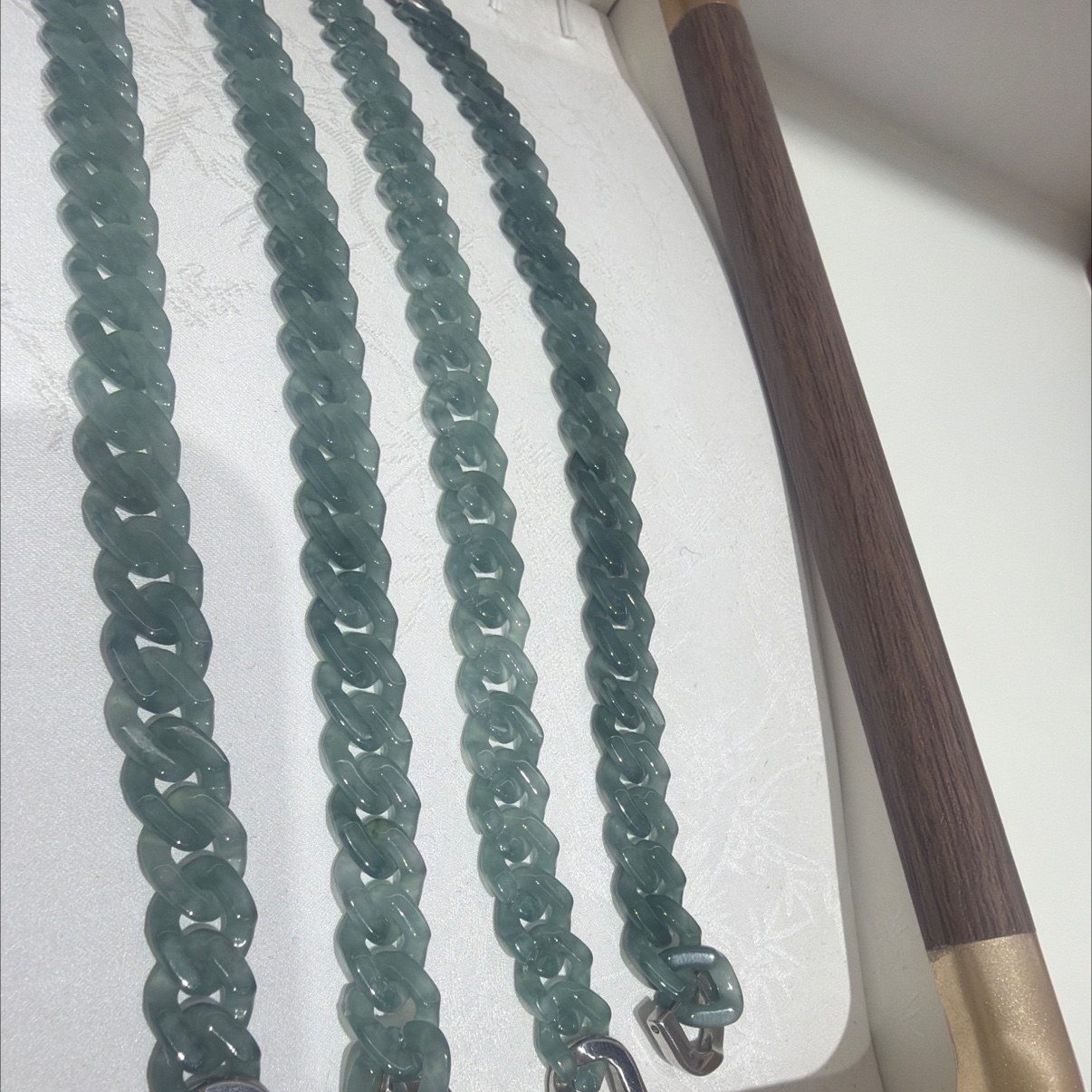 Pulsera esmeralda cuba de materiales peligrosos detail image 3