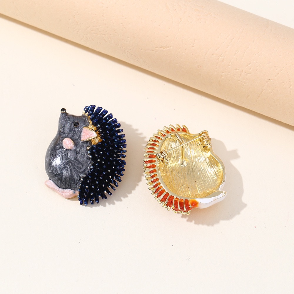 Cartoon cute hedgehog brooches, eco-friendly and versatile, personalized brooch pins, creative suits, sweaters, clothing and accessories wholesale Specification image