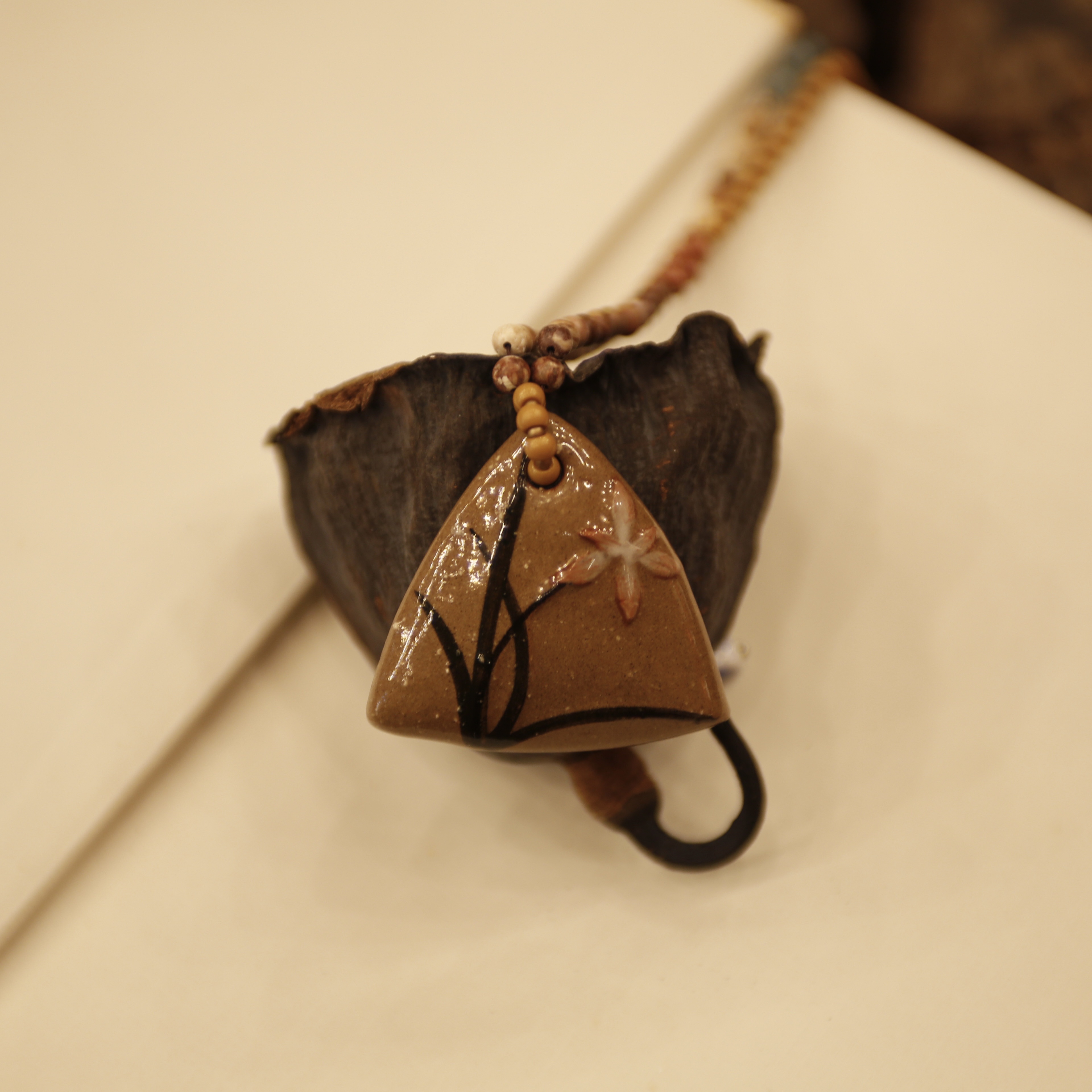 兰花长链(陶泥色)陶瓷吊坠自然风设计搭配珠链展现古朴艺术之美
