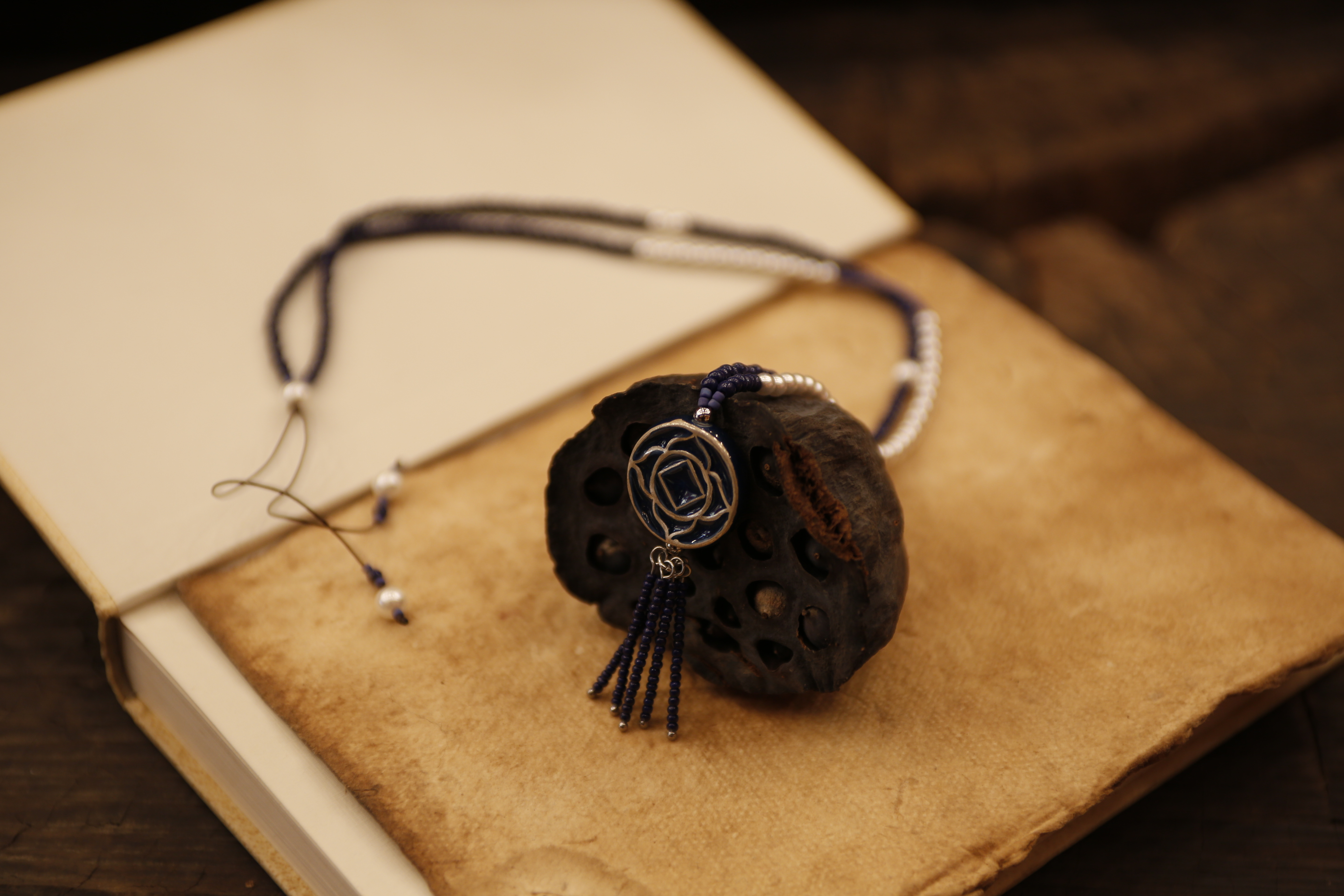 曼陀罗大圆长链(祭蓝)白底实物图