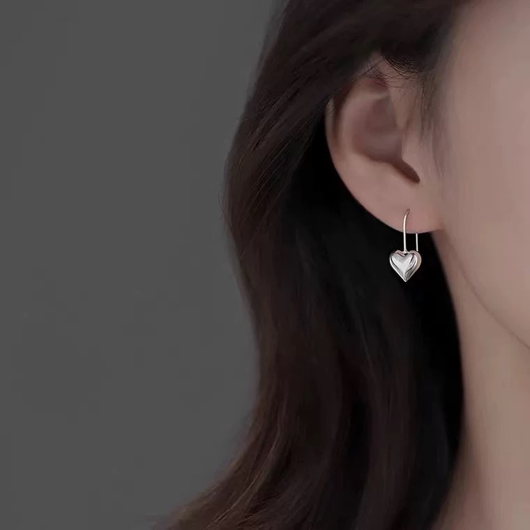 s925 pure silver simple three-dimensional heart-shaped ear stud hook pendant for women, a new, niche and high-end Japanese and Korean light luxury ear accessory