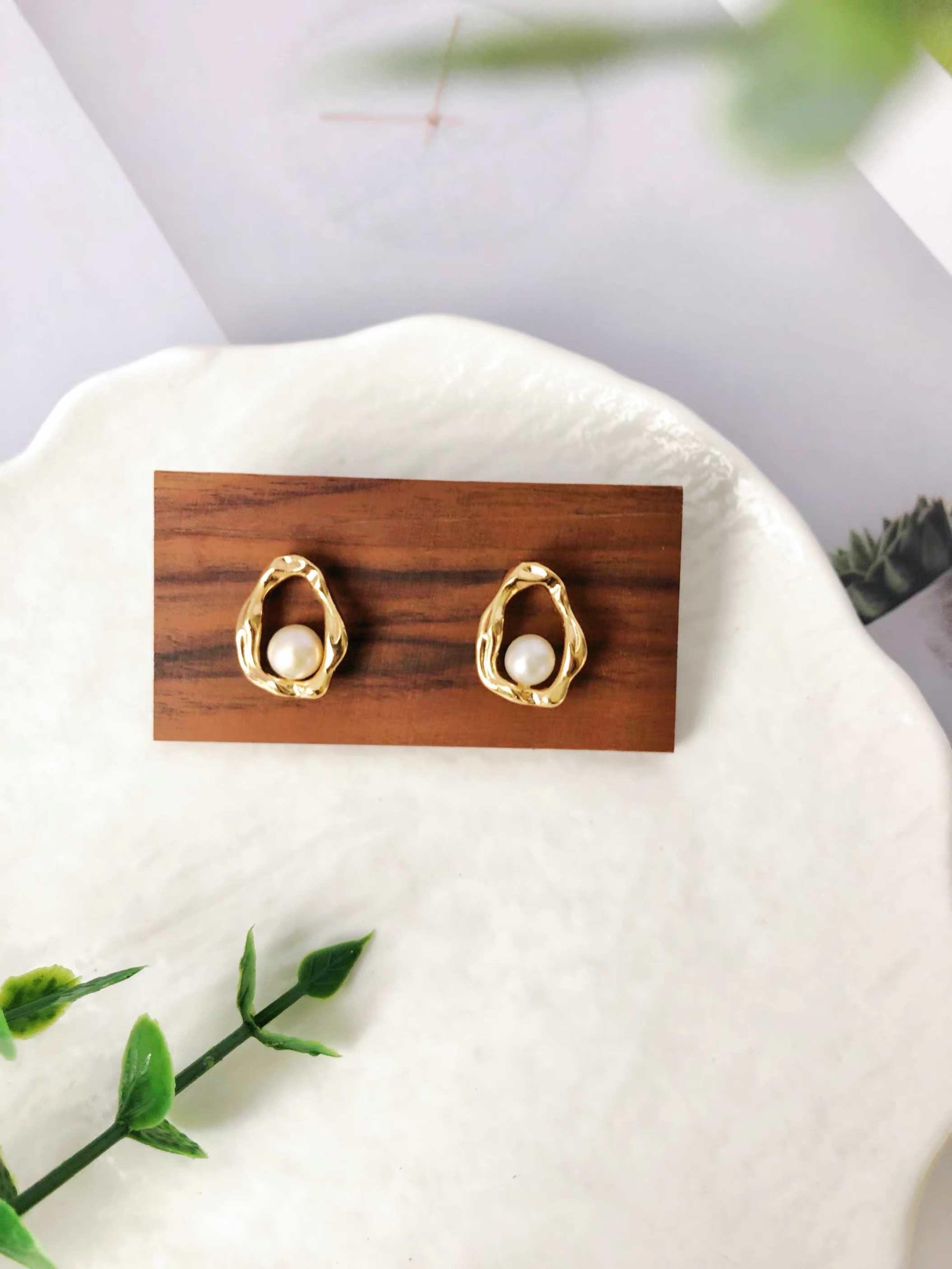 New trendy earrings with a light luxury and niche design sense, natural pearl stud earrings, French high-end feel, retro cold style, super fairy stud accessories, and ear piercing