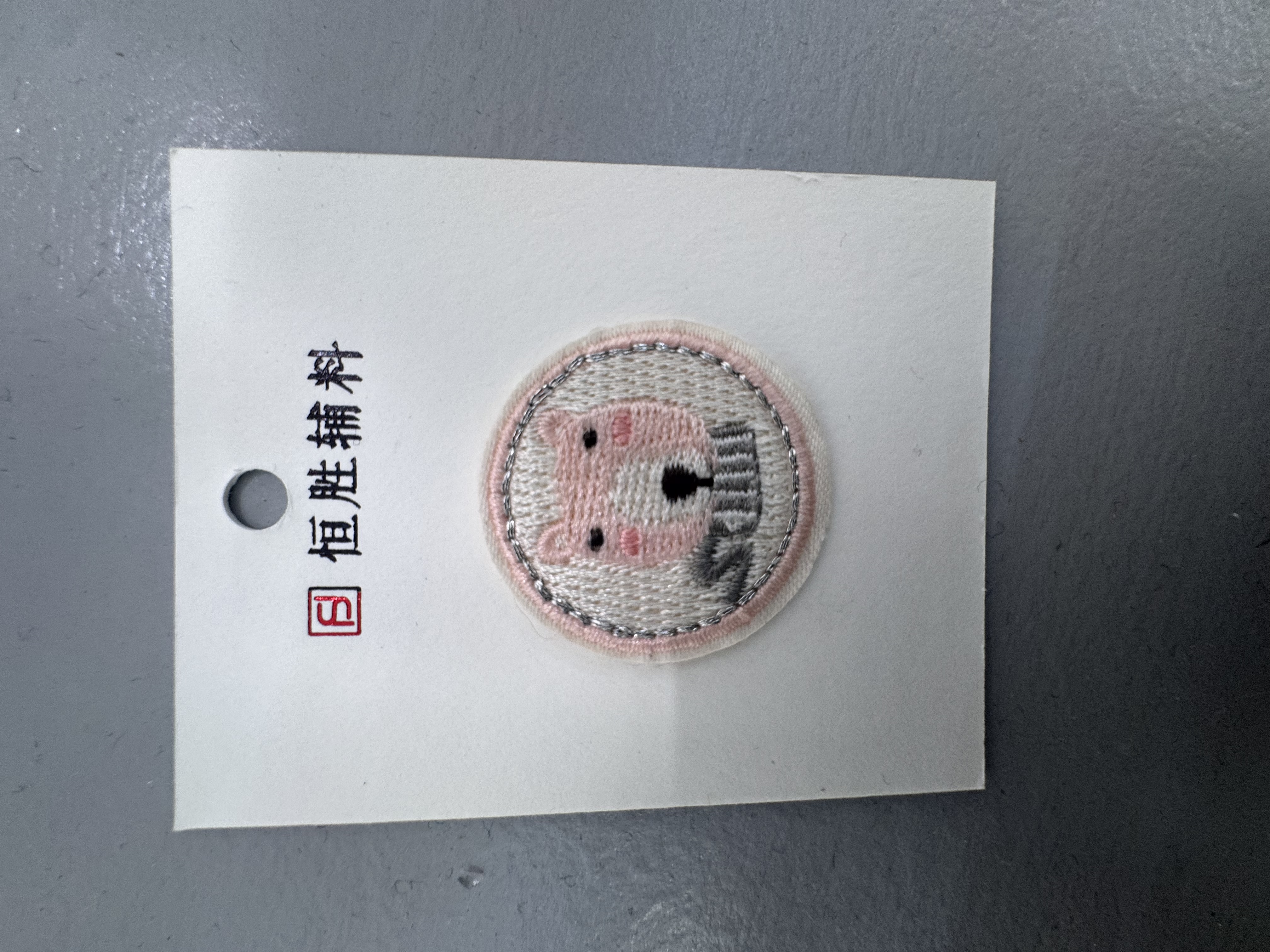 刺绣粉熊头