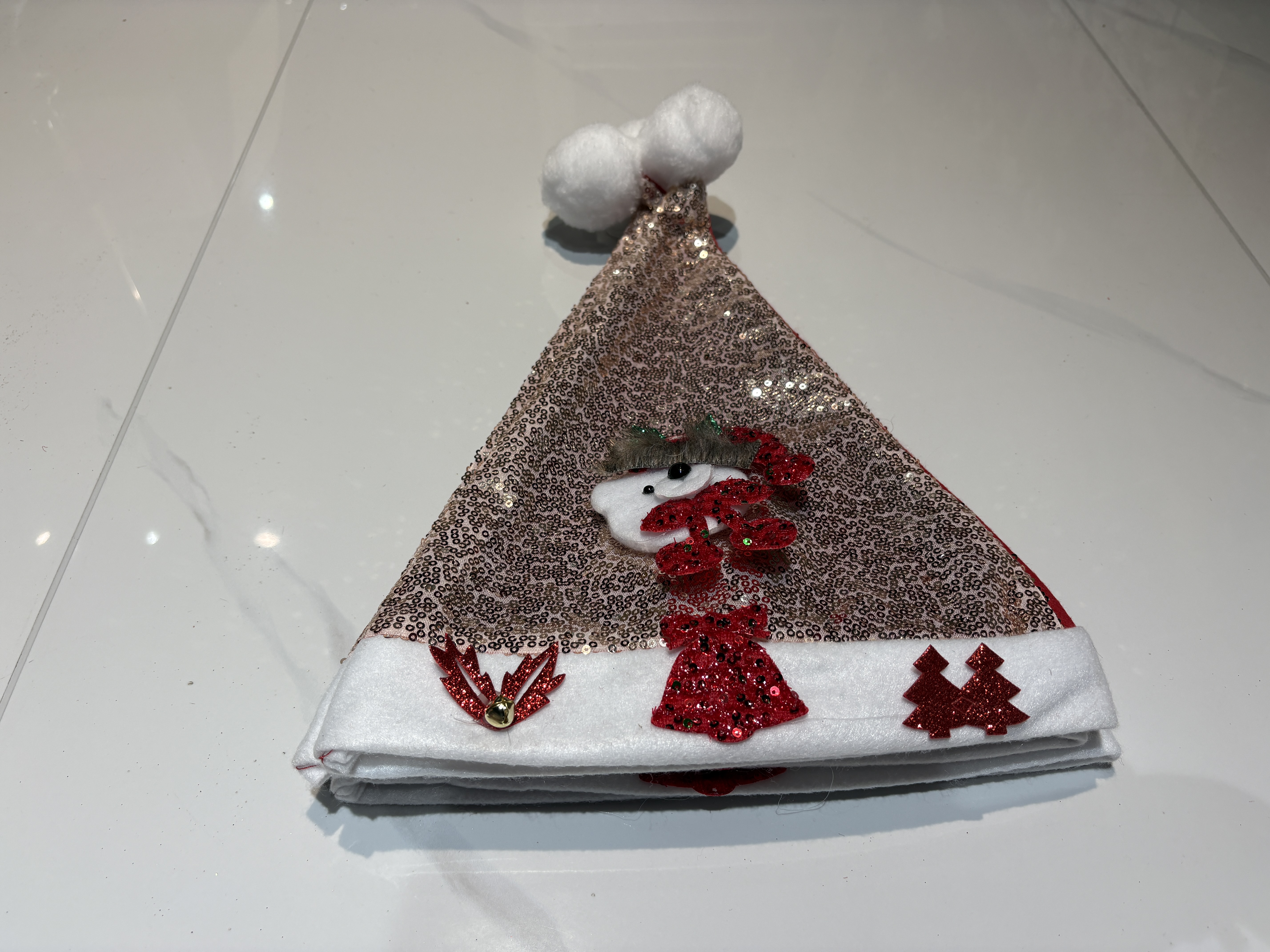 Embroidered Christmas hats, triangular pieces, white edge Christmas hats, gold and silver snowflakes, Christmas trees, holiday decorative hats, wholesale Christmas supplies detail image 2