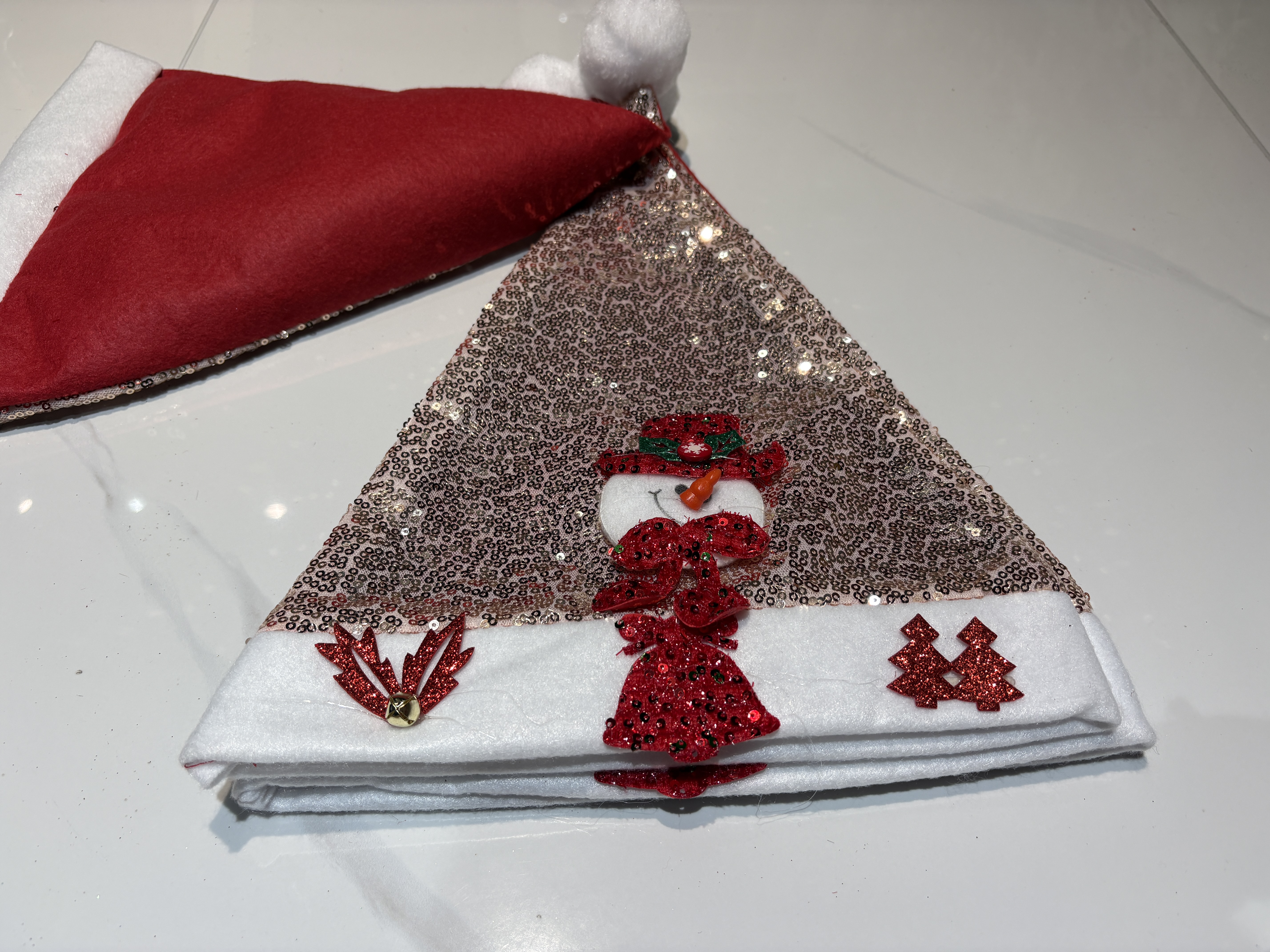 Embroidered Christmas hats, triangular pieces, white edge Christmas hats, gold and silver snowflakes, Christmas trees, holiday decorative hats, wholesale Christmas supplies detail image 3
