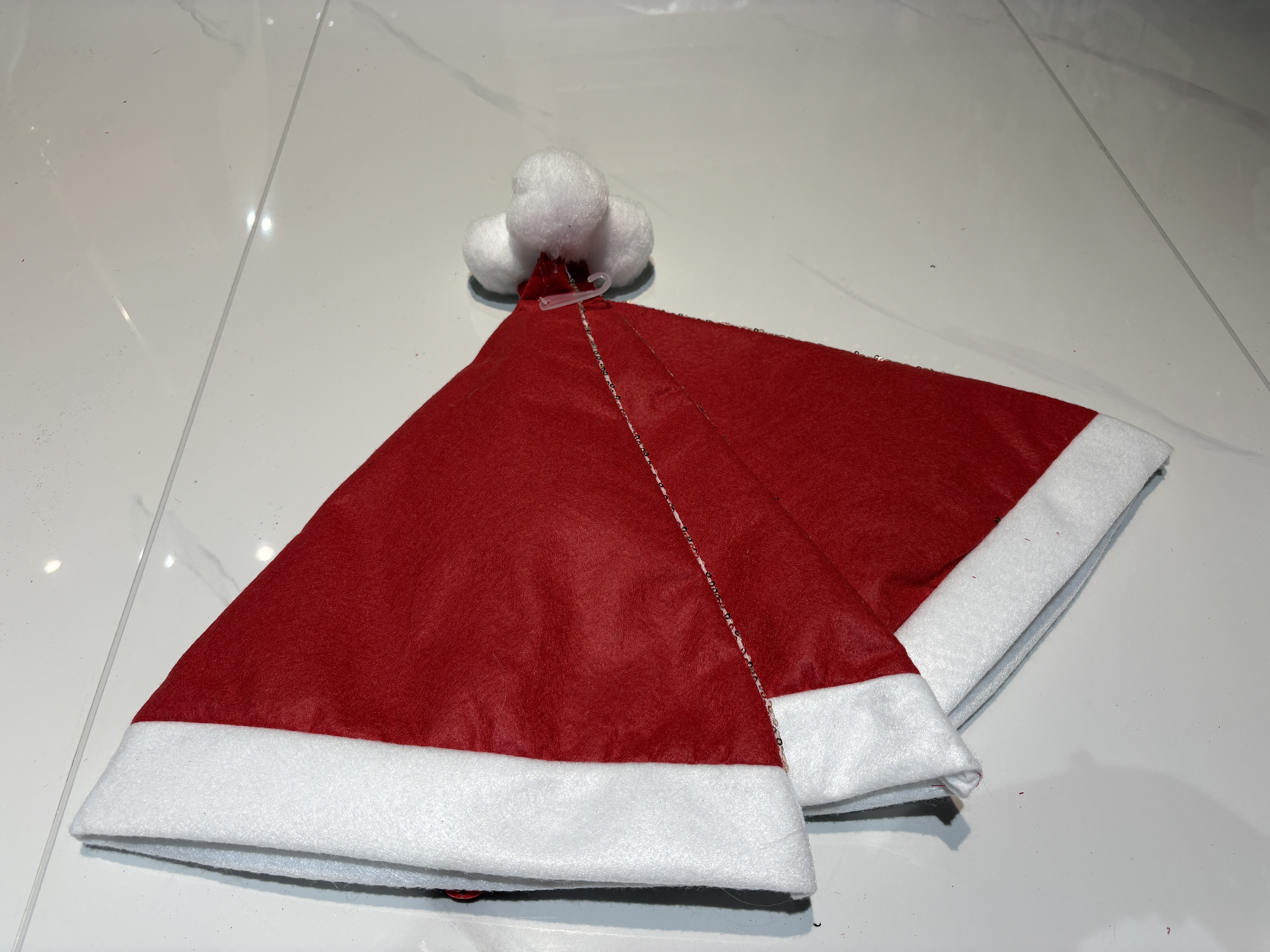 Embroidered Christmas hats, triangular pieces, white edge Christmas hats, gold and silver snowflakes, Christmas trees, holiday decorative hats, wholesale Christmas supplies Item Picture