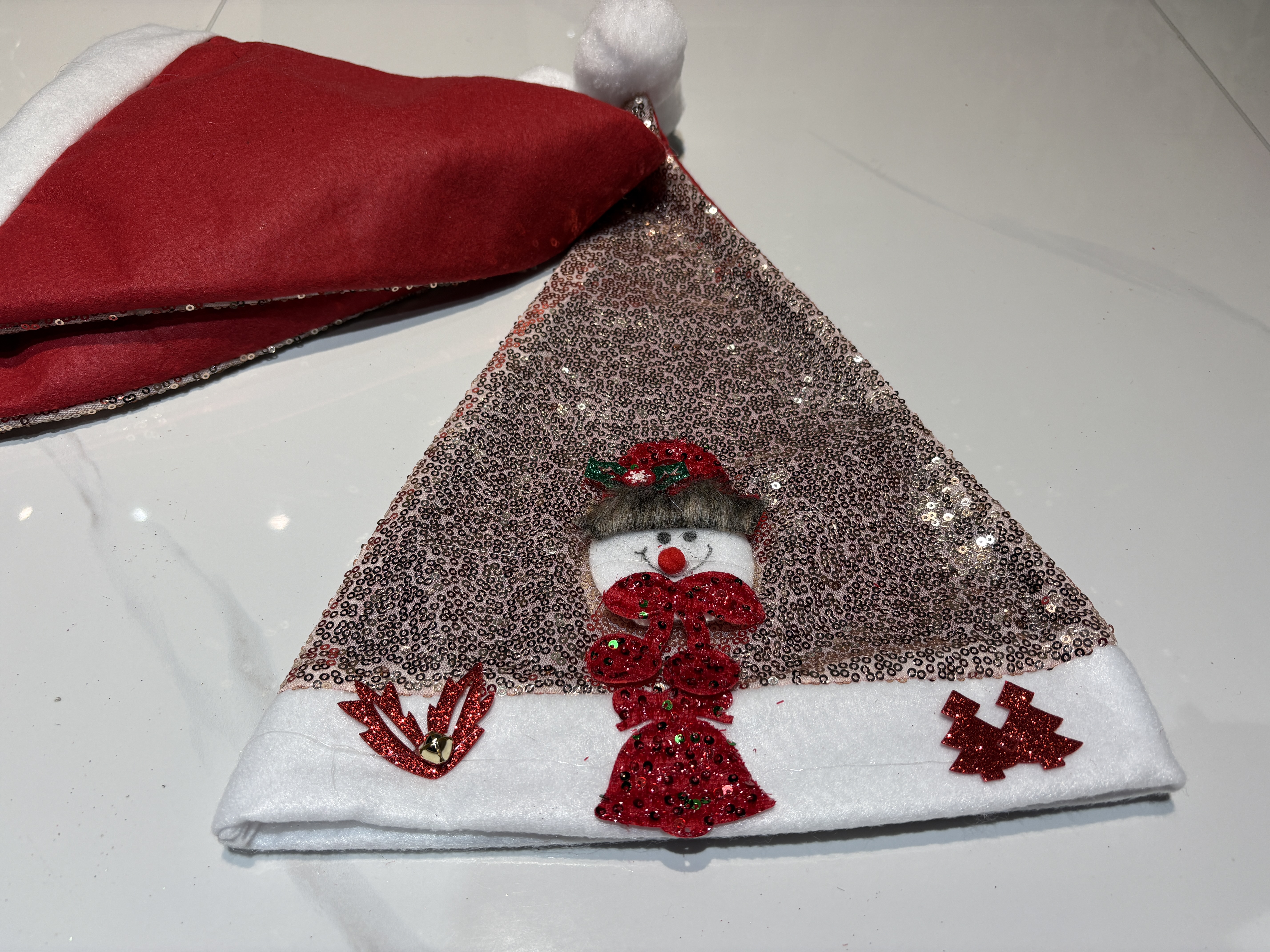 Embroidered Christmas hats, triangular pieces, white edge Christmas hats, gold and silver snowflakes, Christmas trees, holiday decorative hats, wholesale Christmas supplies Specification image