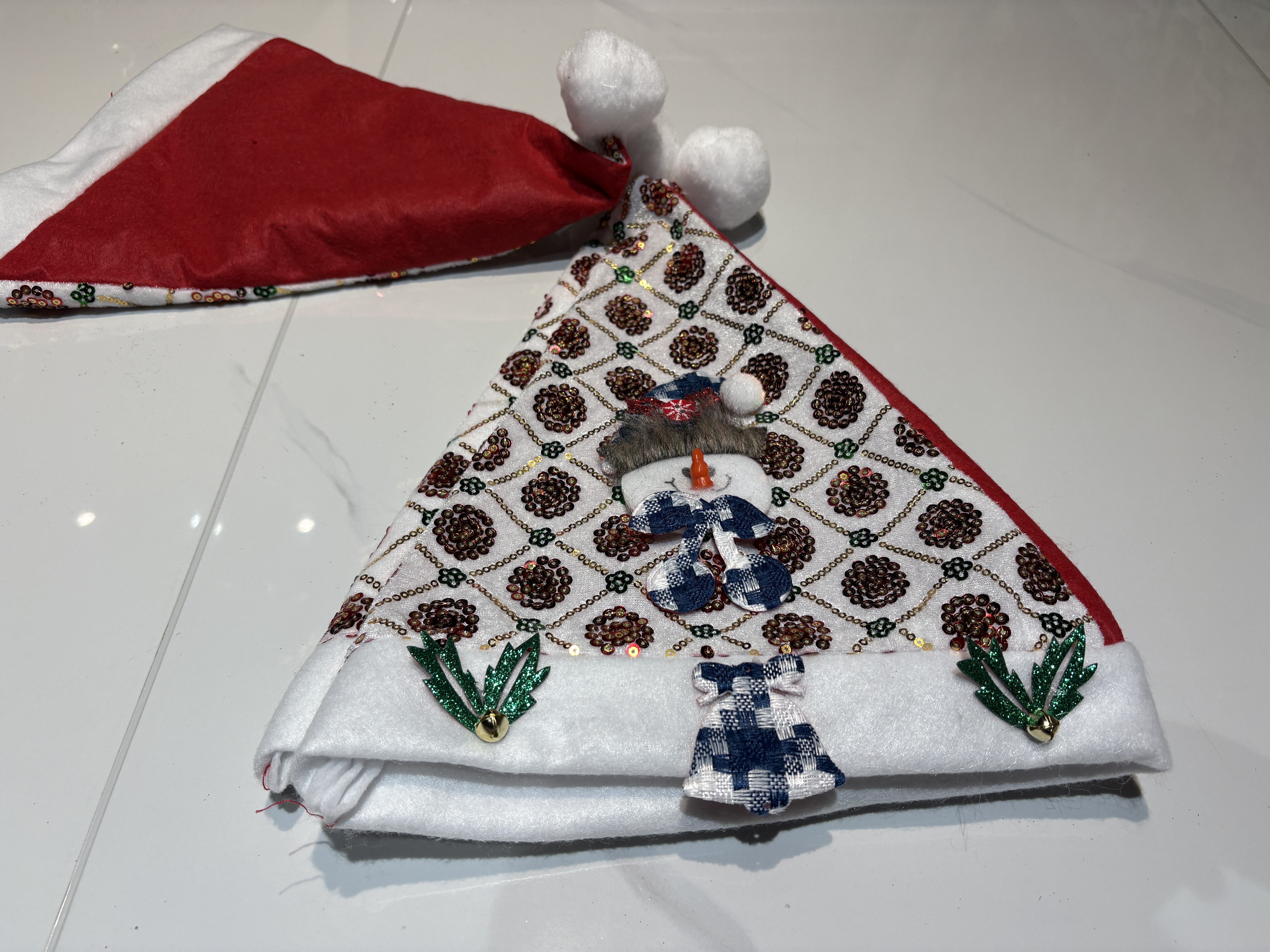 Embroidered piece Christmas hats, triangular piece white edge Christmas hats, gold and silver snowflakes Christmas tree festival decoration hats, wholesale Santa Claus hats details Picture