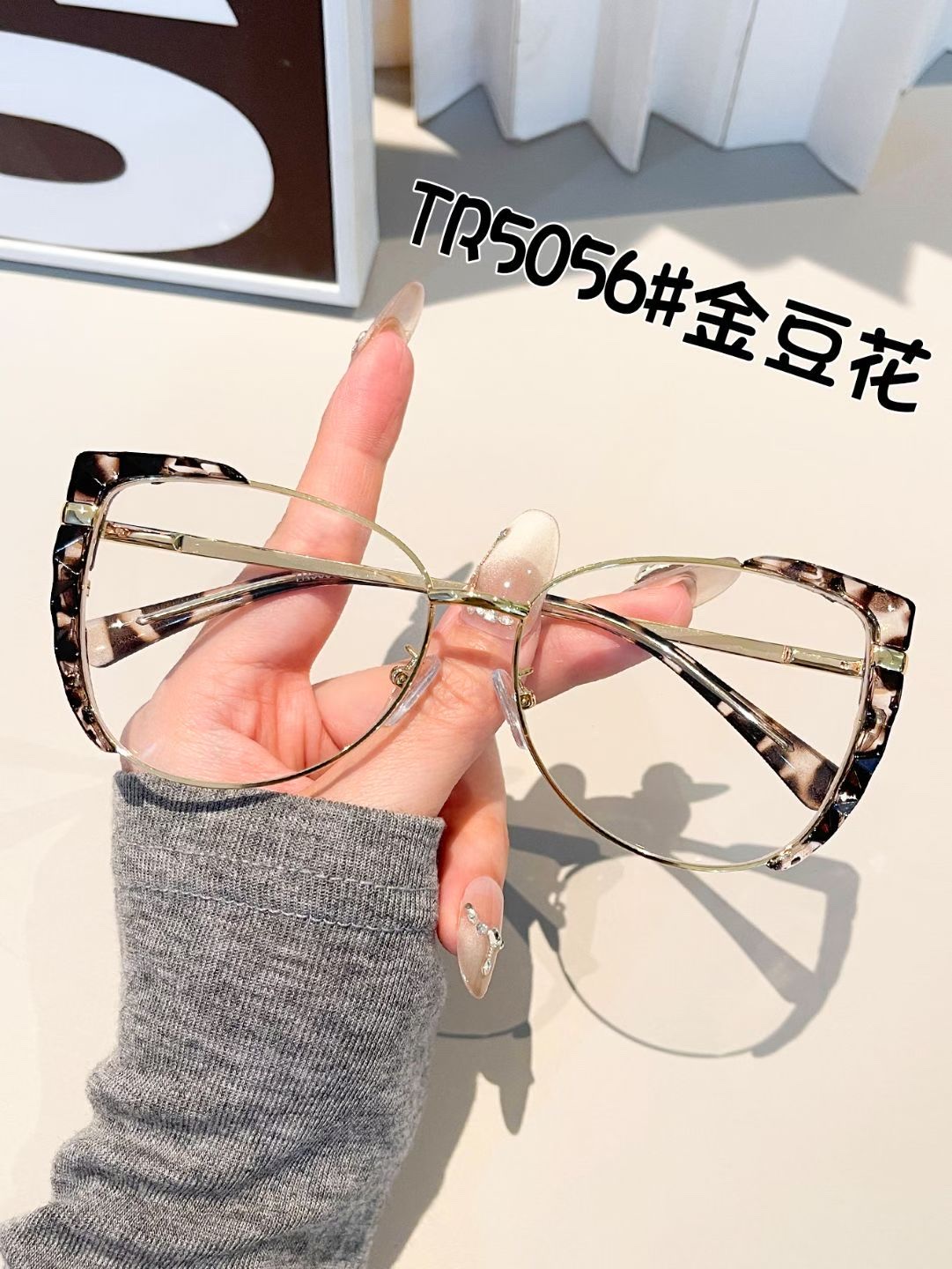 Cross-border cat-eye flat light glasses for women 2026, fashionable and retro metal cat-eye leopard print glasses frame, round face slimming, anti-blue light, can be matched with myopia glasses, flat light European and American style detail image 6