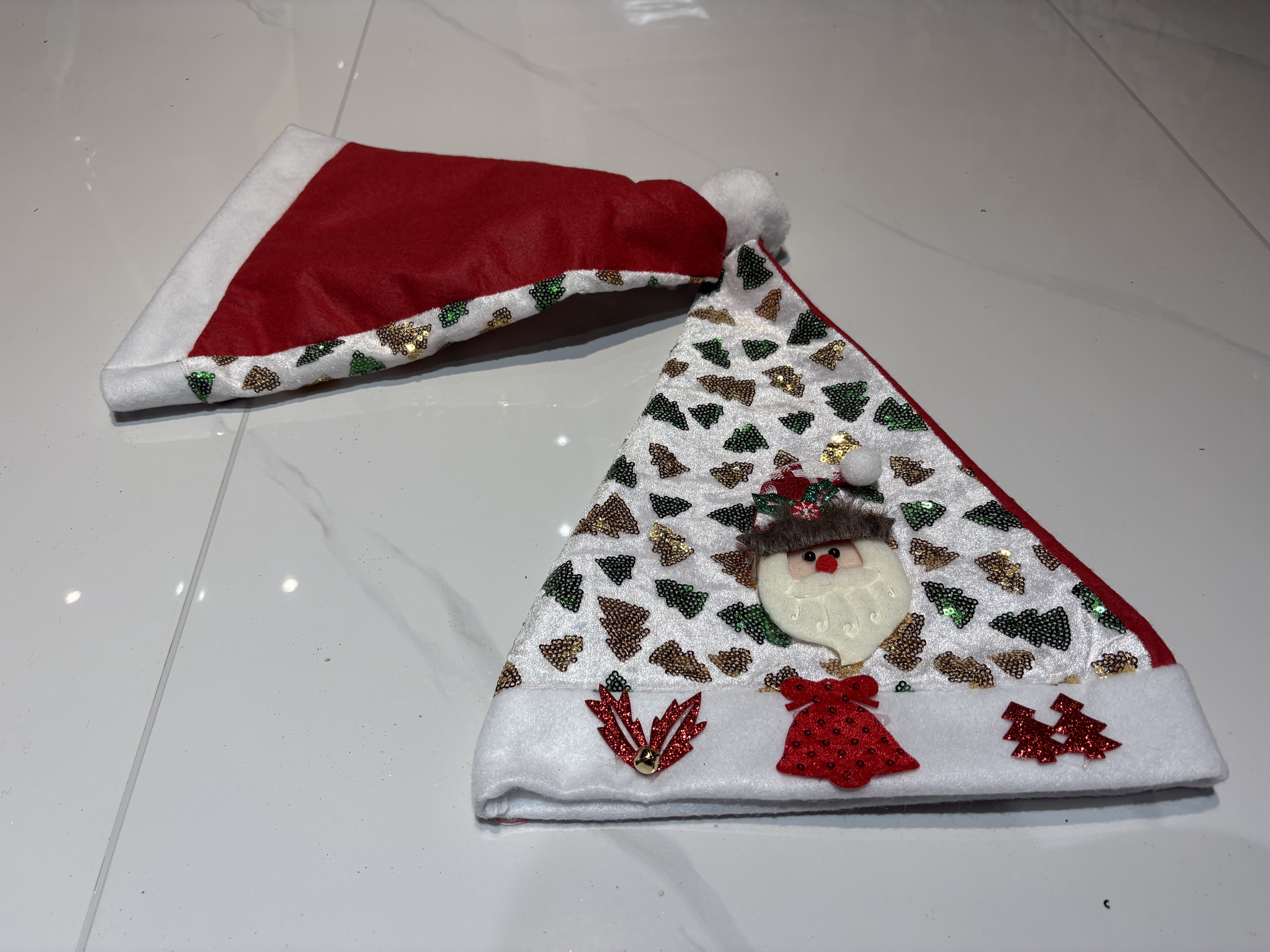 Embroidered piece Christmas hats, triangular piece white edge Christmas hats, gold and silver snowflakes Christmas trees, holiday decorative hats, wholesale Christmas daily necessities detail image 3