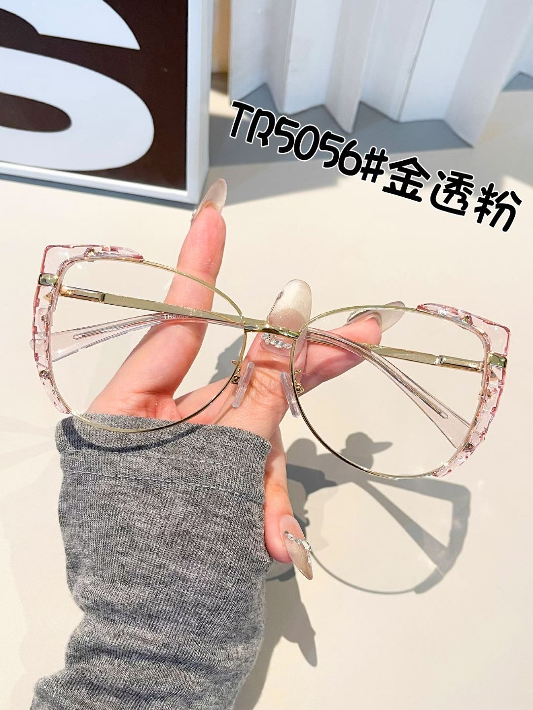 Cross-border cat-eye flat light glasses for women 2026, fashionable and retro metal cat-eye leopard print glasses frame, round face slimming, anti-blue light, can be matched with myopia glasses, flat light European and American style detail image 5