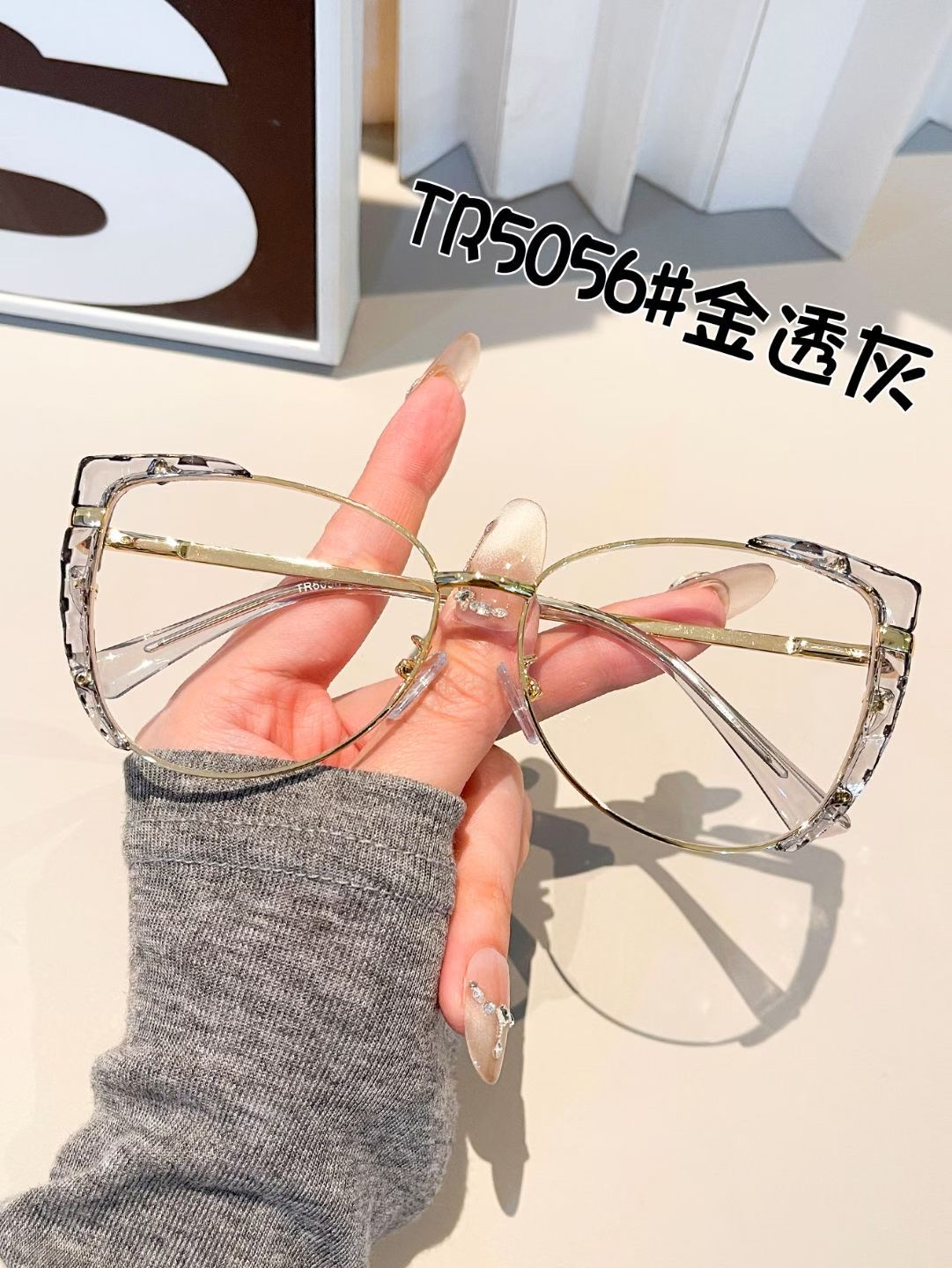 Cross-border cat-eye flat light glasses for women 2026, fashionable and retro metal cat-eye leopard print glasses frame, round face slimming, anti-blue light, can be matched with myopia glasses, flat light European and American style Application Scenario