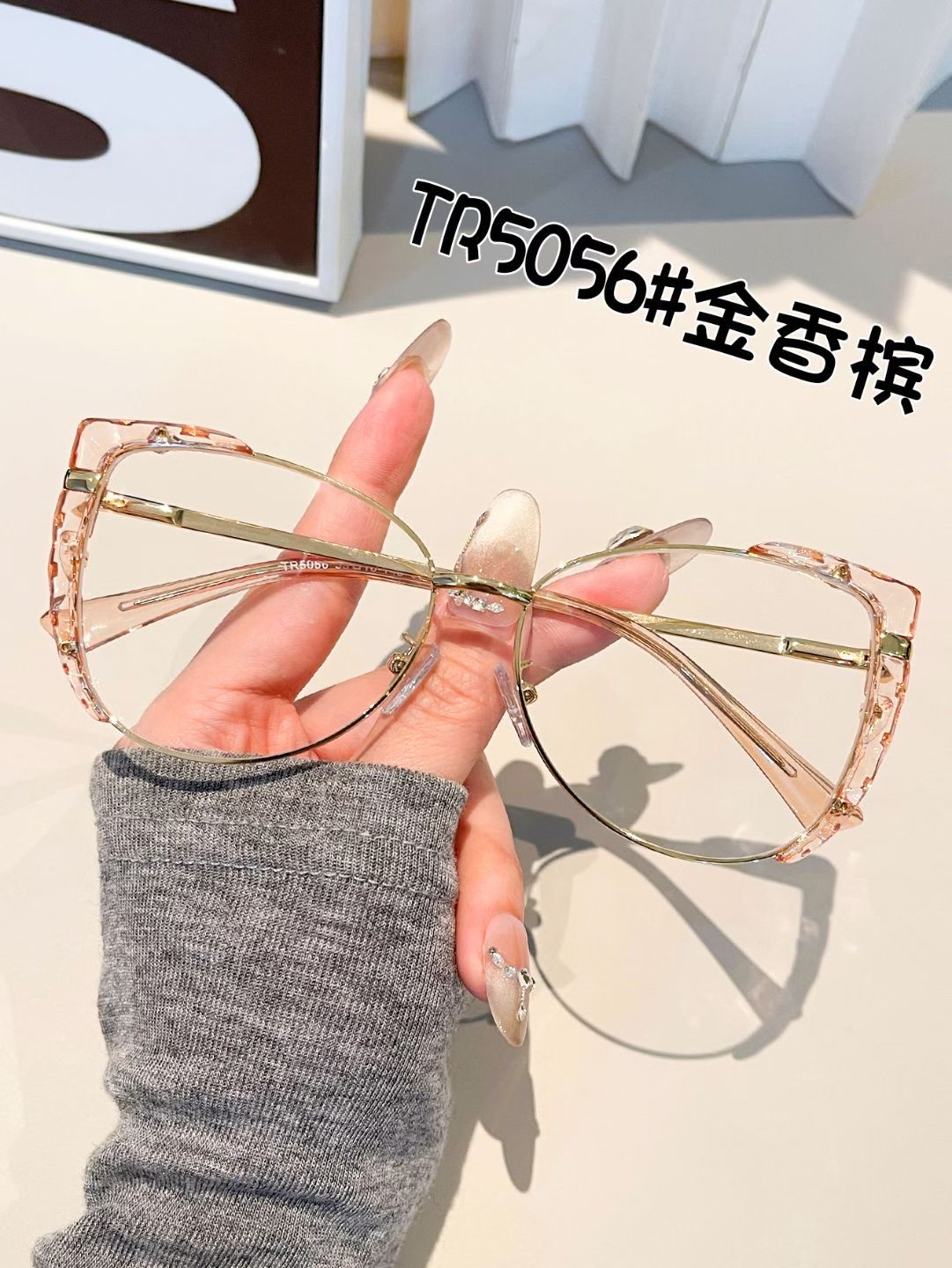 Cross-border cat-eye flat light glasses for women 2026, fashionable and retro metal cat-eye leopard print glasses frame, round face slimming, anti-blue light, can be matched with myopia glasses, flat light European and American style detail image 4