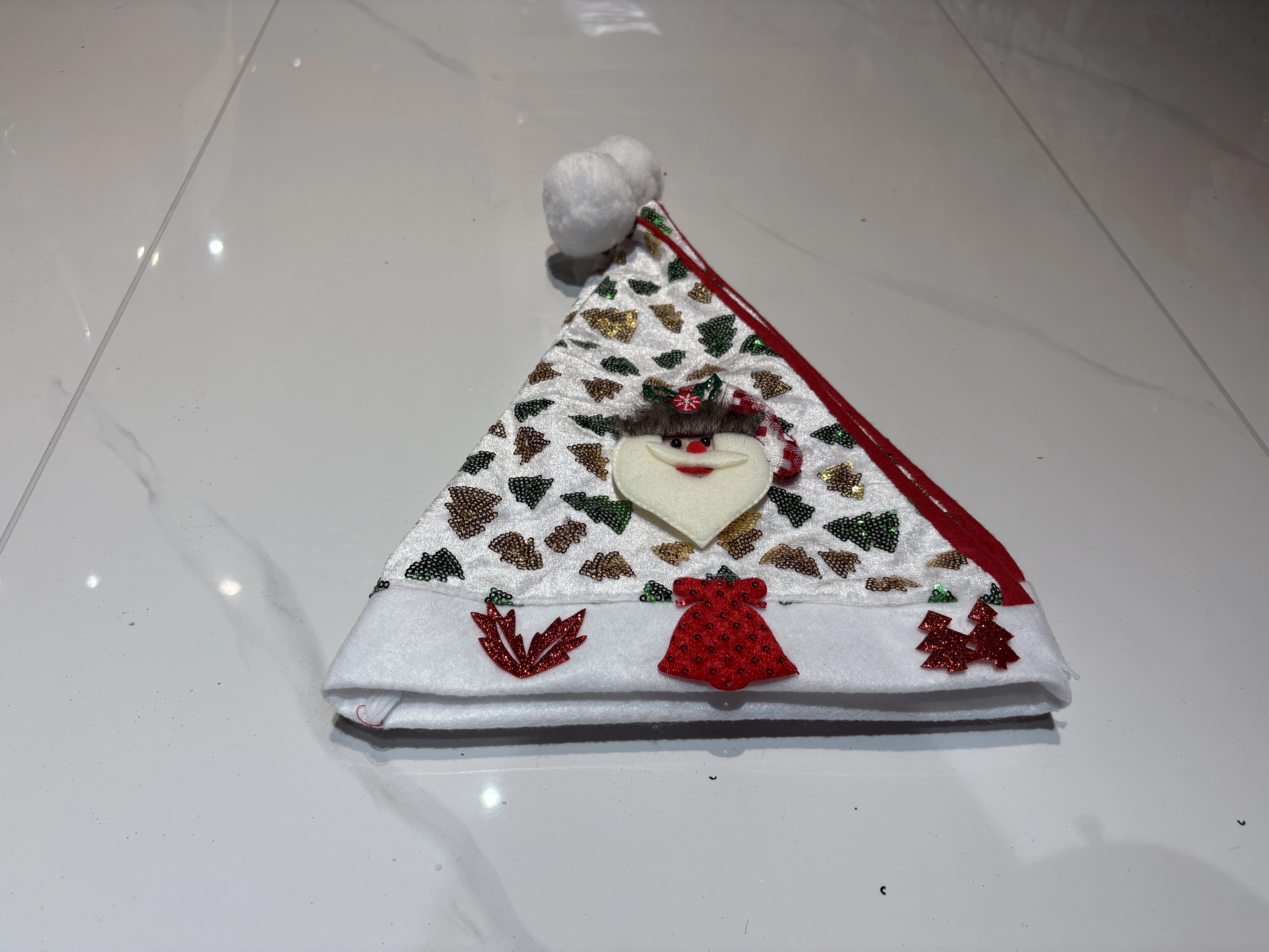 Embroidered piece Christmas hats, triangular piece white edge Christmas hats, gold and silver snowflakes Christmas trees, holiday decorative hats, wholesale Christmas daily necessities detail image 2