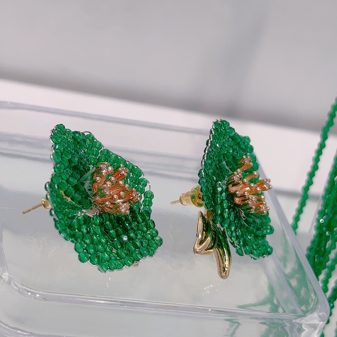 Crystal beaded, gold-plated and diamond-encrusted stud jewelry, jewelry mysticism detail image 2