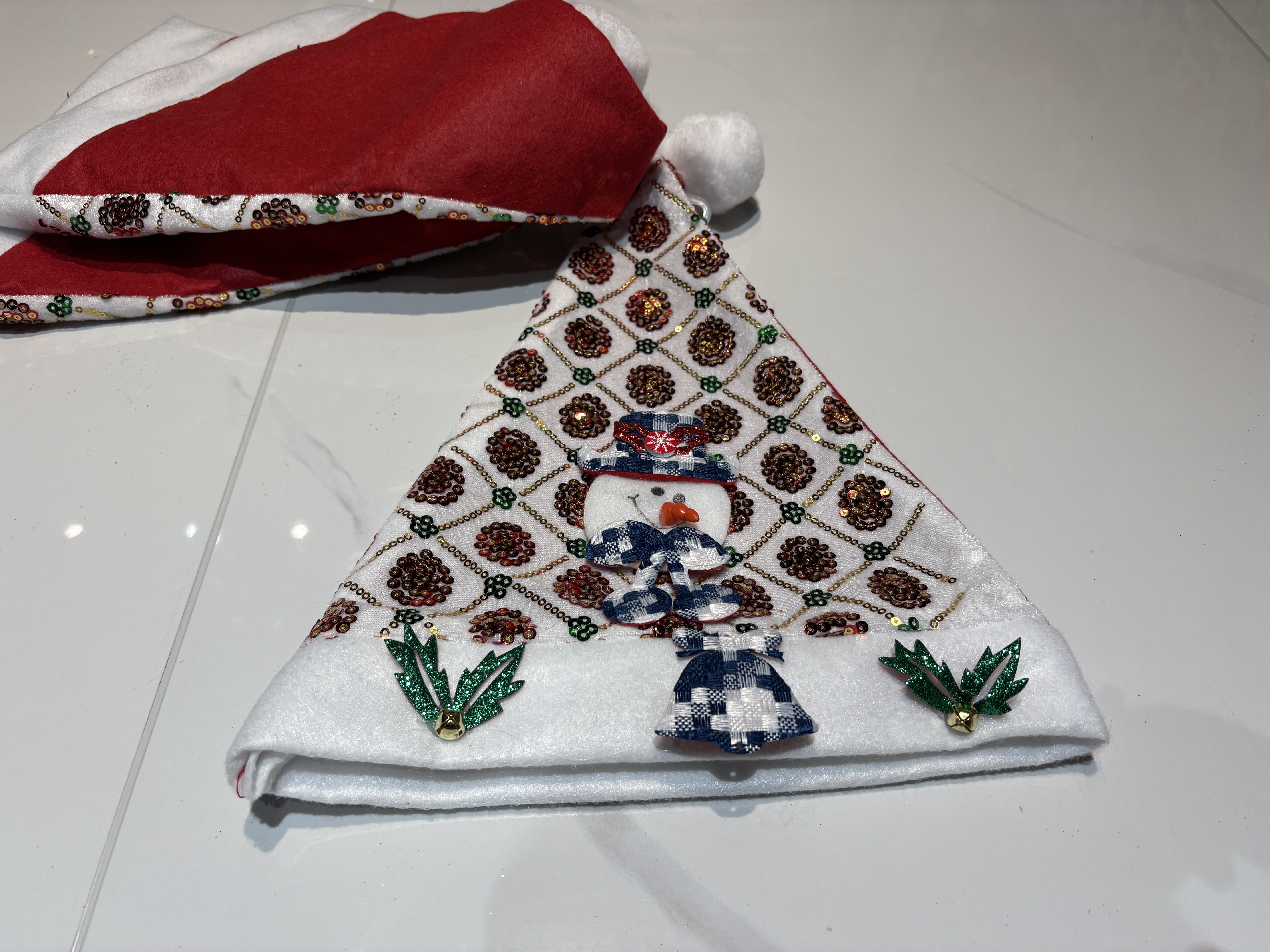 Embroidered piece Christmas hats, triangular piece white edge Christmas hats, gold and silver snowflakes Christmas tree festival decoration hats, wholesale Santa Claus hats Specification image