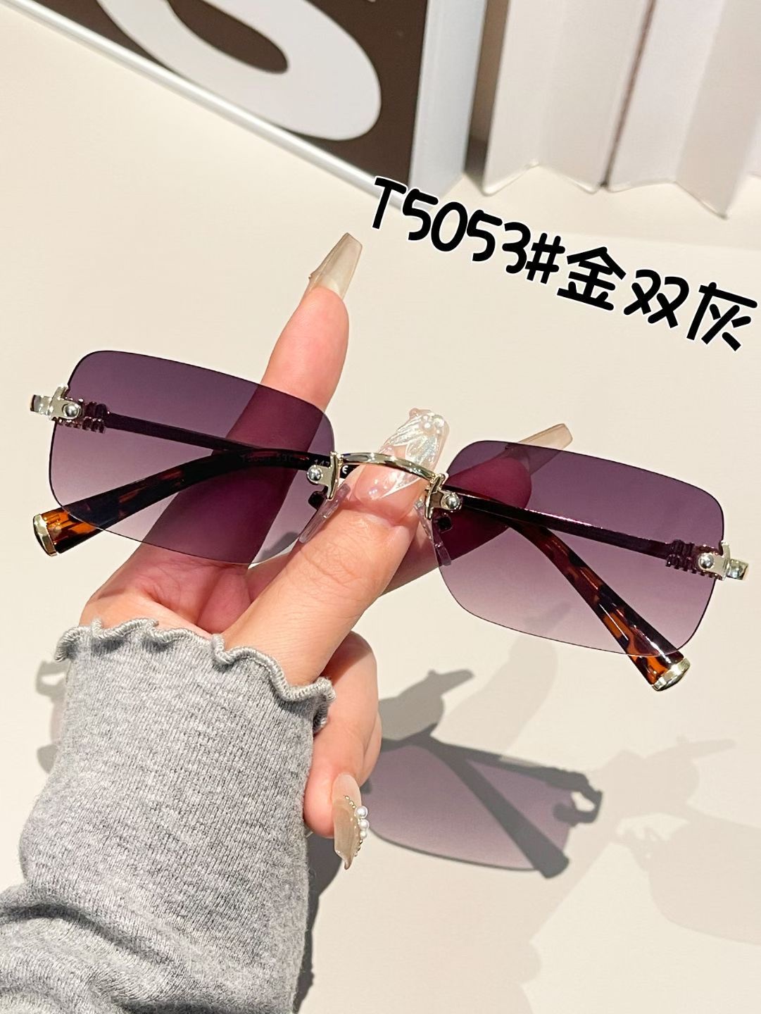 cortis, the same style of frameless sunglasses for men, is a retro silver-framed pair. Women with myopia can pair it with anti-blue light plain glasses detail image 4