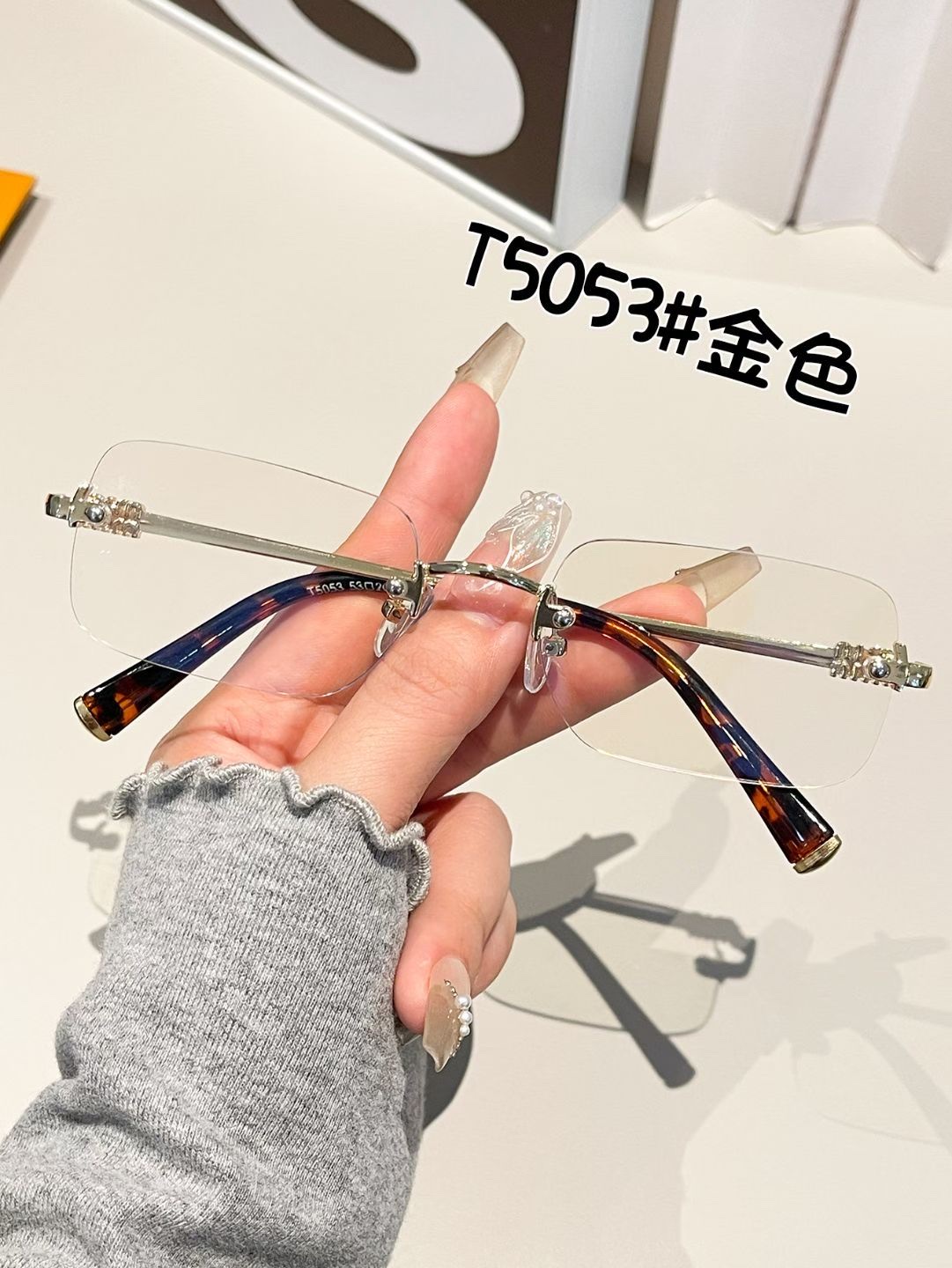 cortis, the same style of frameless sunglasses for men, is a retro silver-framed pair. Women with myopia can pair it with anti-blue light plain glasses Item Picture
