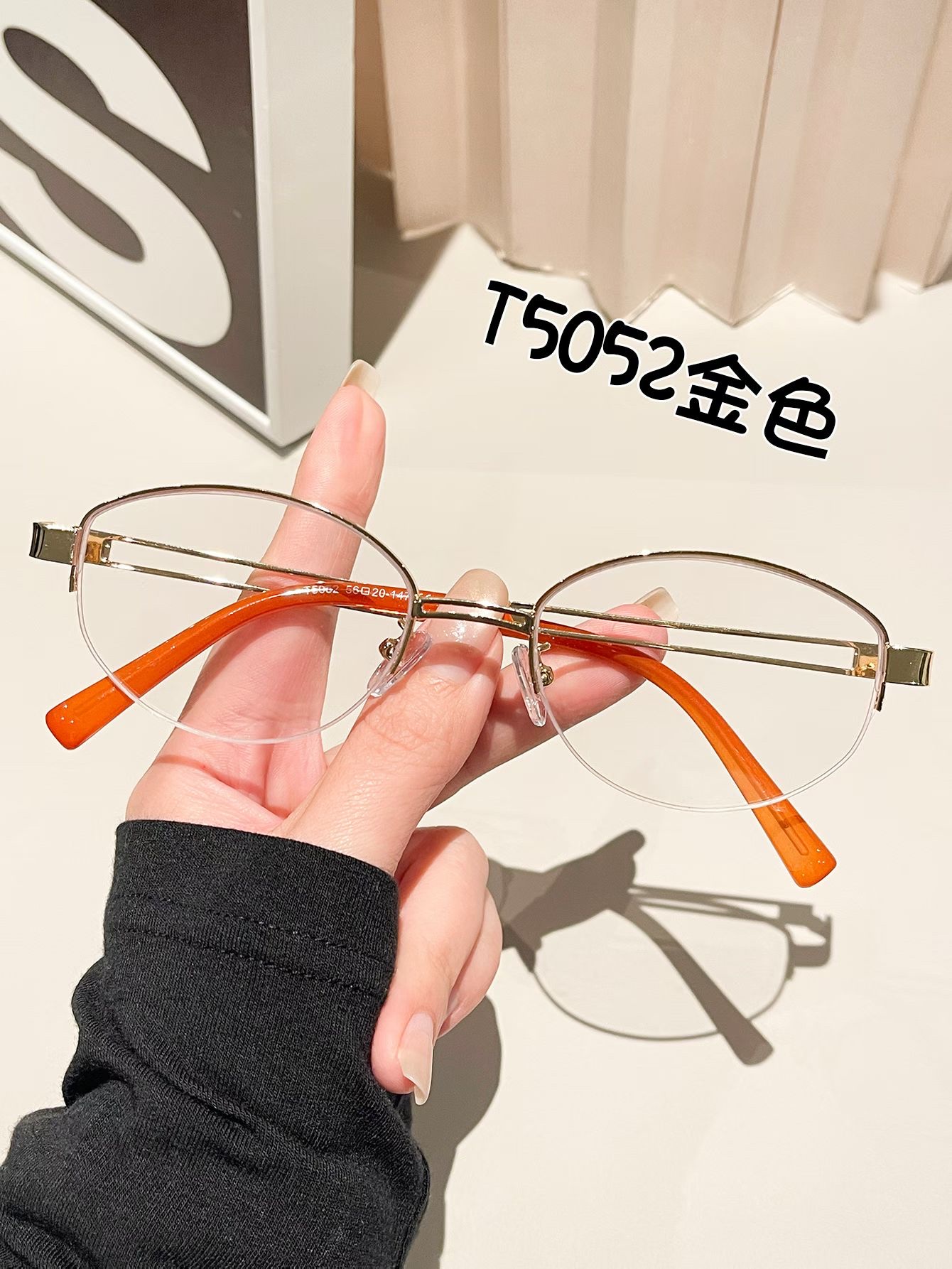 The gold-threaded oval semi-framed glasses for women with a brushed finish exude a sense of luxury. The frames are in the style of ancient coins and are suitable for women with myopia. They can be paired with cross-glasses detail image 7