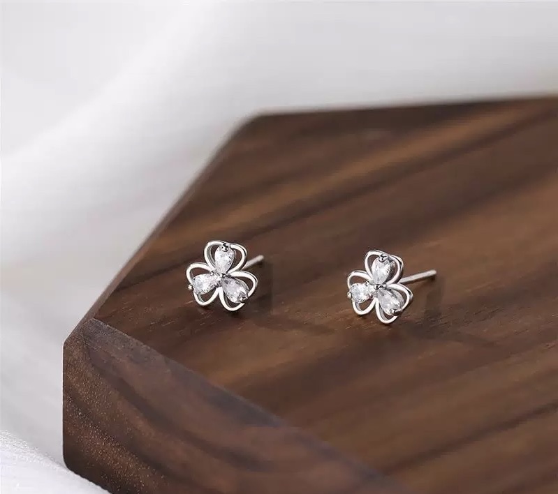 Genuine s999 pure silver super sparkling clover all-body pure silver stud earrings, a light luxury Korean-style accessory for women