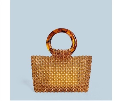 This is a niche, fashionable and high-end hand-beaded woven pearl-like hollowed-out handbag that is the same as that of Internet celebrities. It is a dinner and banquet bag