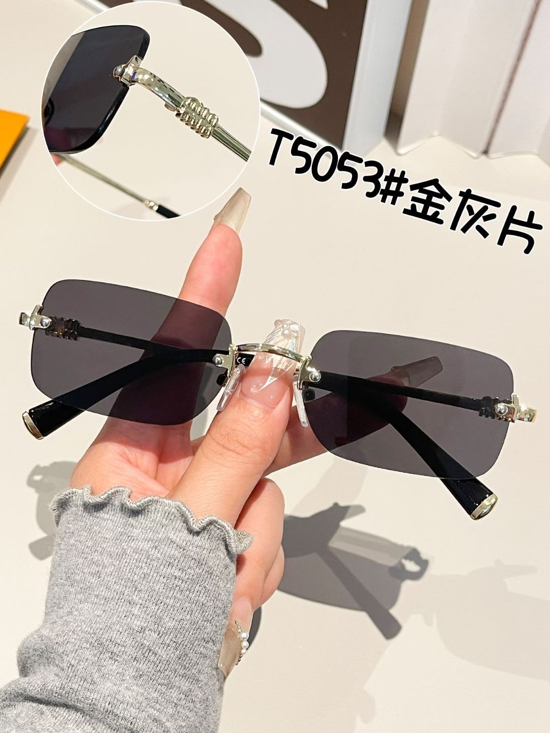cortis, the same style of frameless sunglasses for men, is a retro silver-framed pair. Women with myopia can pair it with anti-blue light plain glasses detail image 3