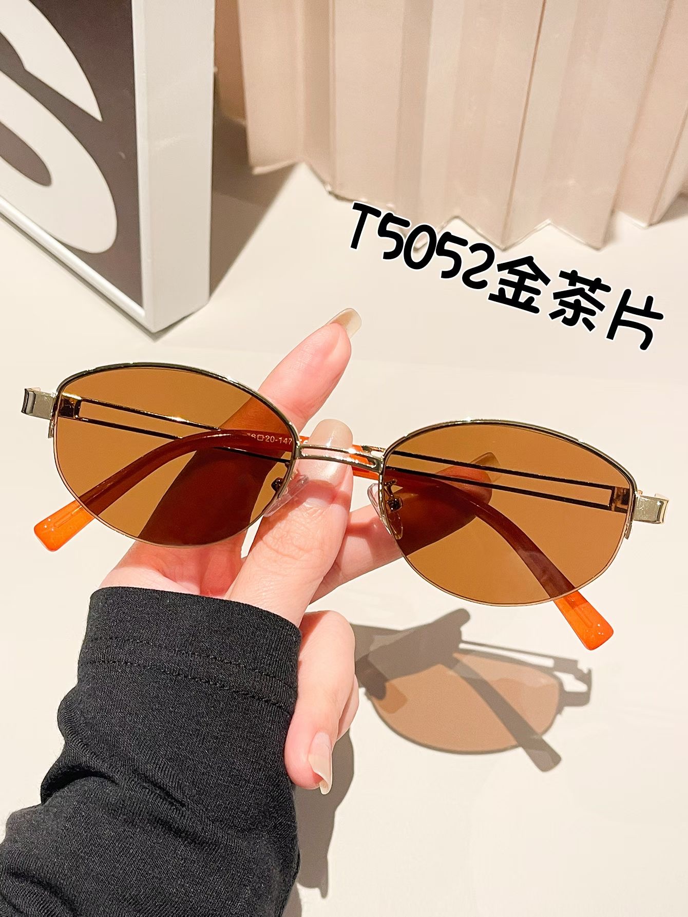 The gold-threaded oval semi-framed glasses for women with a brushed finish exude a sense of luxury. The frames are in the style of ancient coins and are suitable for women with myopia. They can be paired with cross-glasses details Picture