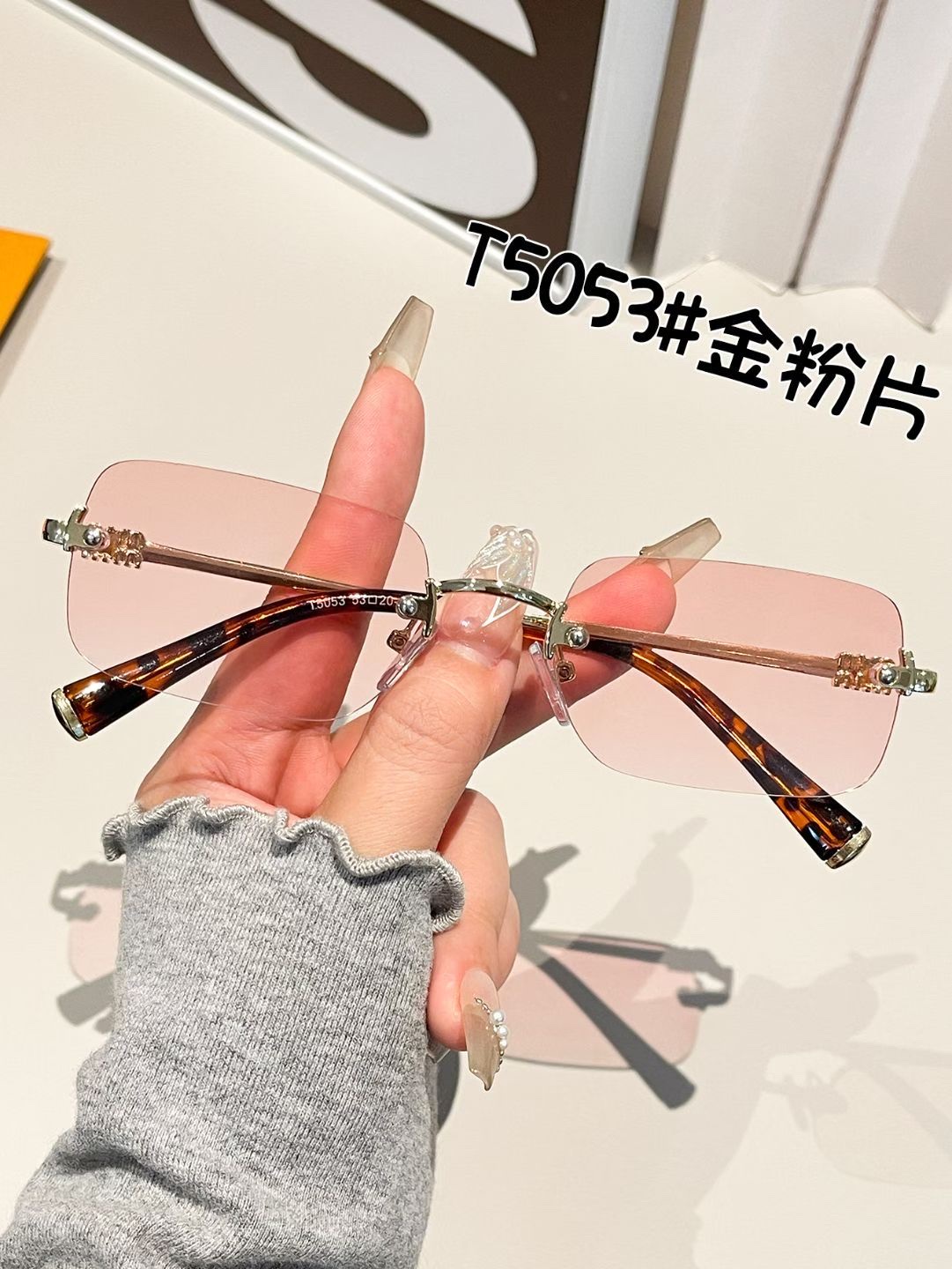 cortis, the same style of frameless sunglasses for men, is a retro silver-framed pair. Women with myopia can pair it with anti-blue light plain glasses detail image 2