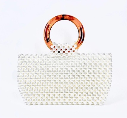 This is a niche, fashionable and high-end hand-beaded woven pearl-like hollowed-out handbag that is the same as that of Internet celebrities. It is a dinner and banquet bag details Picture
