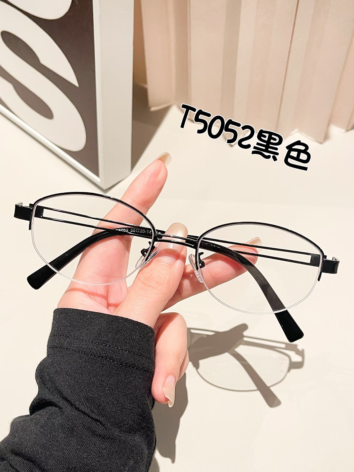 The gold-threaded oval semi-framed glasses for women with a brushed finish exude a sense of luxury. The frames are in the style of ancient coins and are suitable for women with myopia. They can be paired with cross-glasses detail image 2