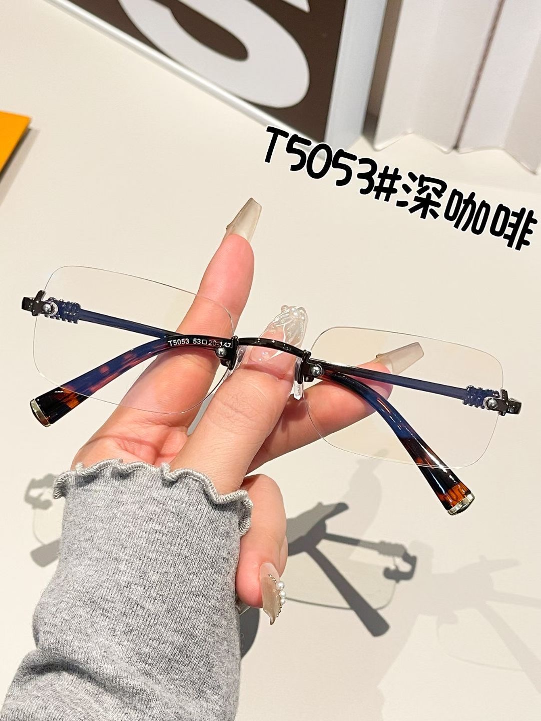 cortis, the same style of frameless sunglasses for men, is a retro silver-framed pair. Women with myopia can pair it with anti-blue light plain glasses detail image 6