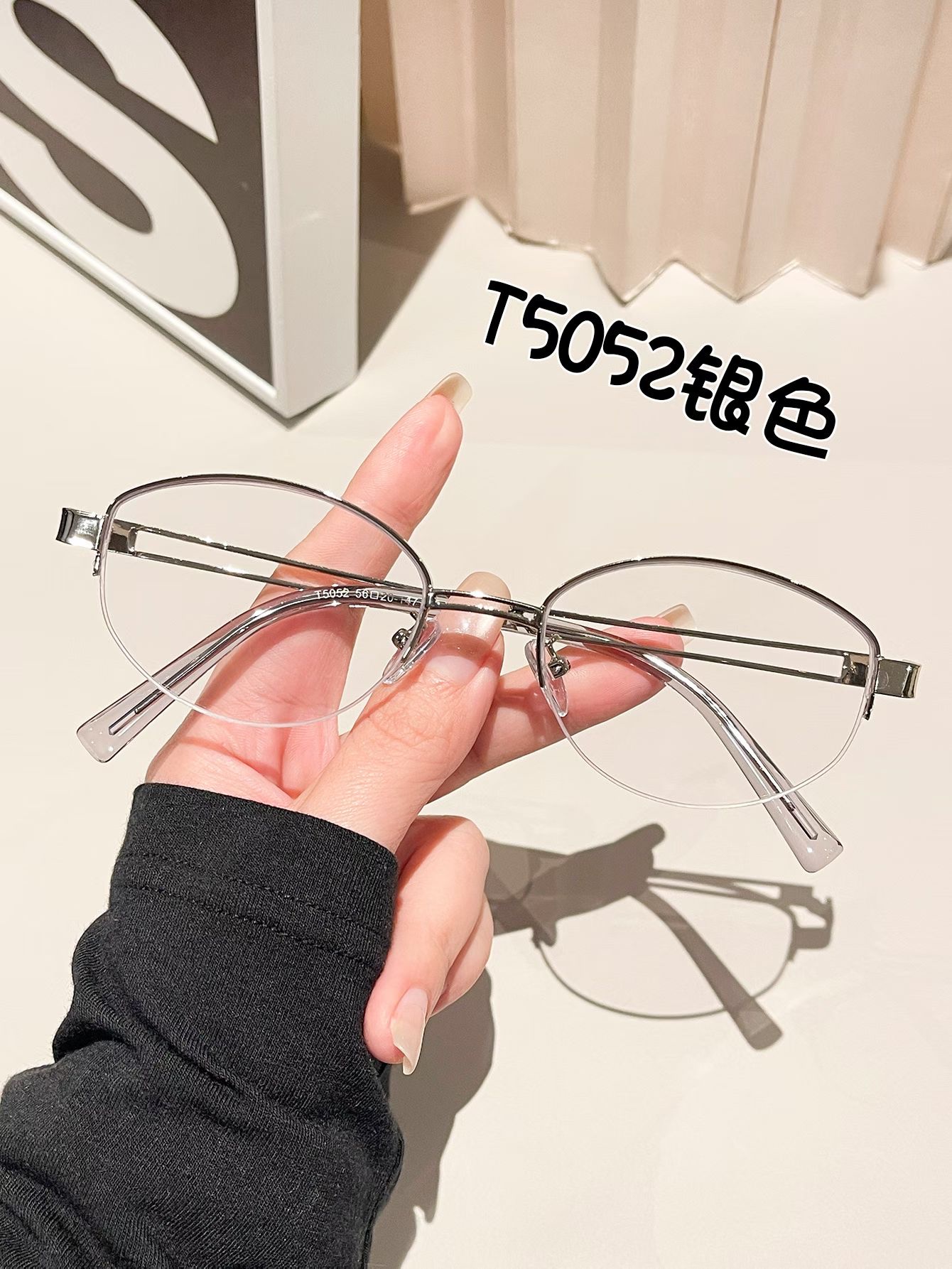 The gold-threaded oval semi-framed glasses for women with a brushed finish exude a sense of luxury. The frames are in the style of ancient coins and are suitable for women with myopia. They can be paired with cross-glasses detail image 4