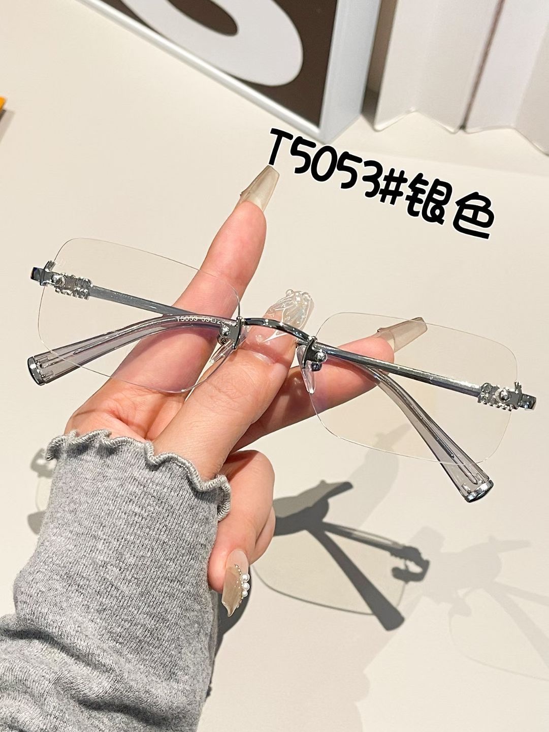 cortis, the same style of frameless sunglasses for men, is a retro silver-framed pair. Women with myopia can pair it with anti-blue light plain glasses detail image 5