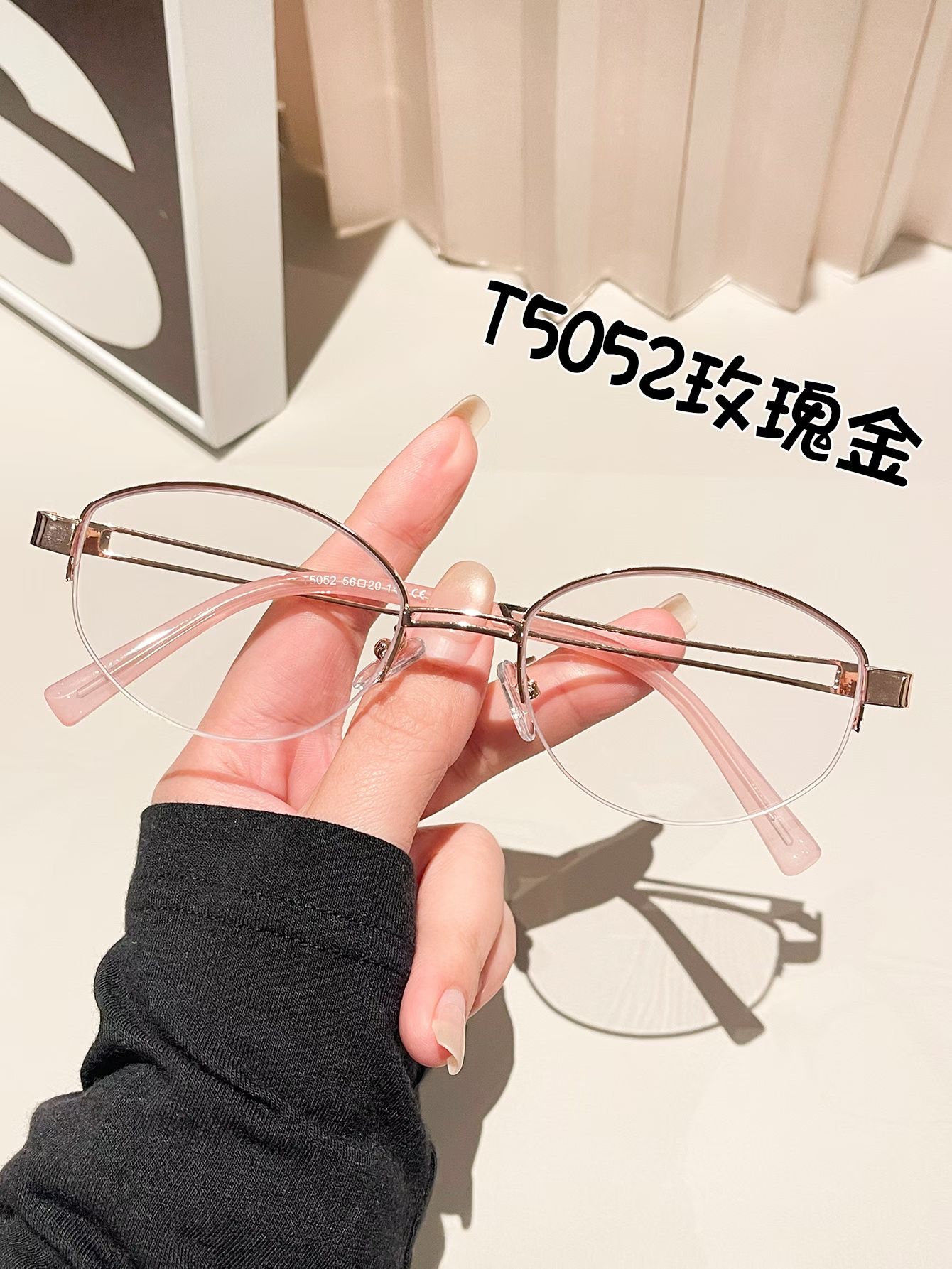 The gold-threaded oval semi-framed glasses for women with a brushed finish exude a sense of luxury. The frames are in the style of ancient coins and are suitable for women with myopia. They can be paired with cross-glasses Item Picture