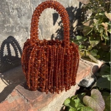 Cross-border wholesale best-selling hand-woven acrylic bead dynamic tassel handbag, niche design banquet bag detail image 2