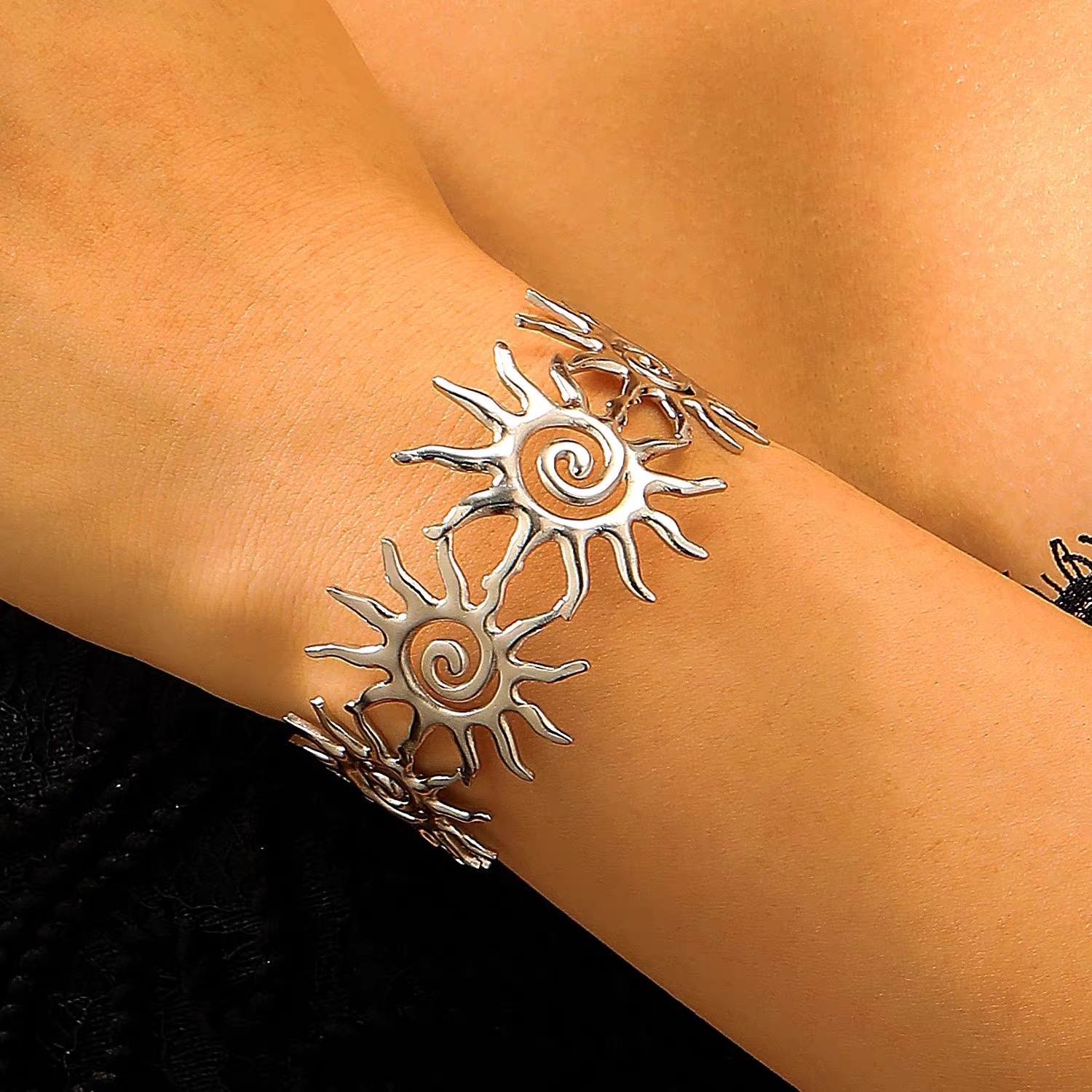 European and American style stainless steel sunflower open bracelet for women, non-fading, light luxury and high-end accessory, cross-border bestseller bracelet